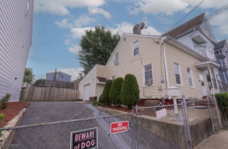 Paterson City, NJ 07524,141 E 18Th St