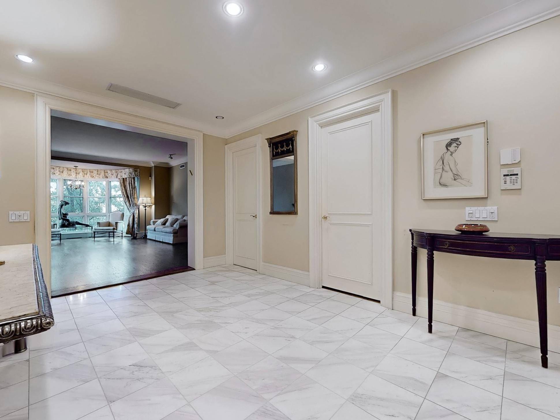 Toronto C12, ON M4N 3R5,2 Chedington PL #2C