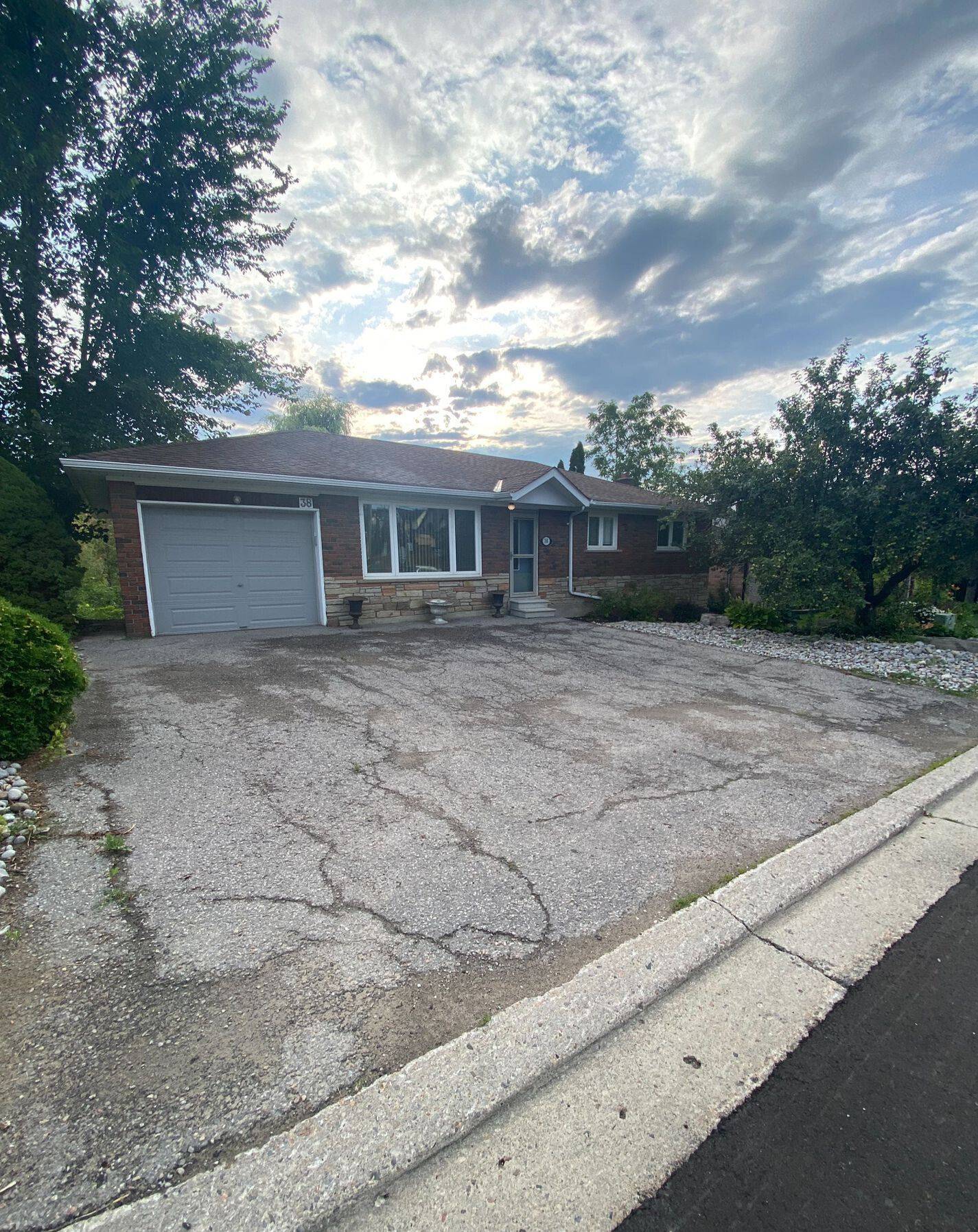 Uxbridge, ON L9P 1J7,38 Main ST N