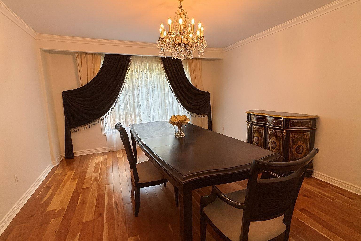 Richmond Hill, ON L4C 6Y9,82 Windermere CRES S