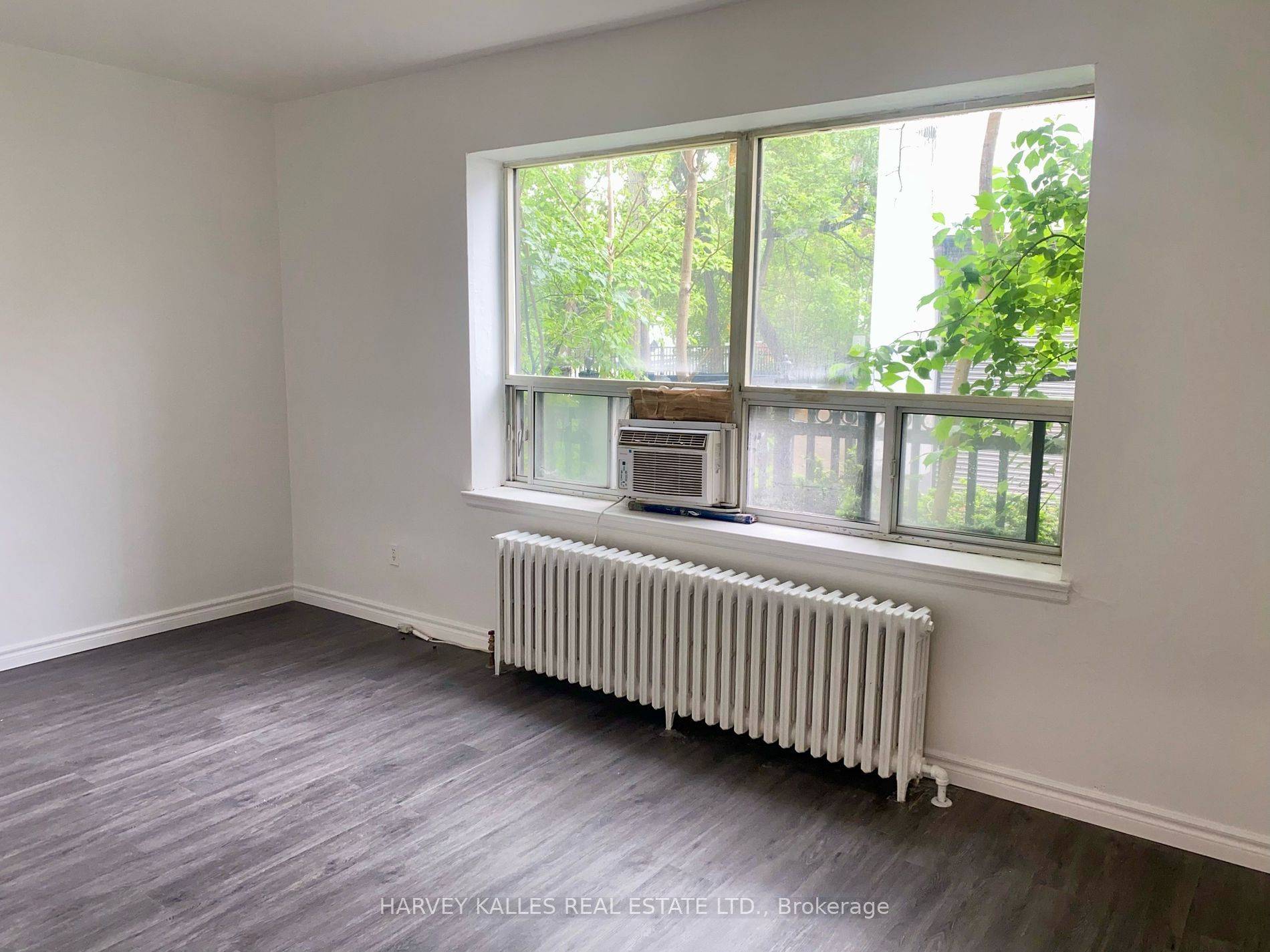 Toronto C03, ON M5P 3H3,1582 Bathurst ST #105