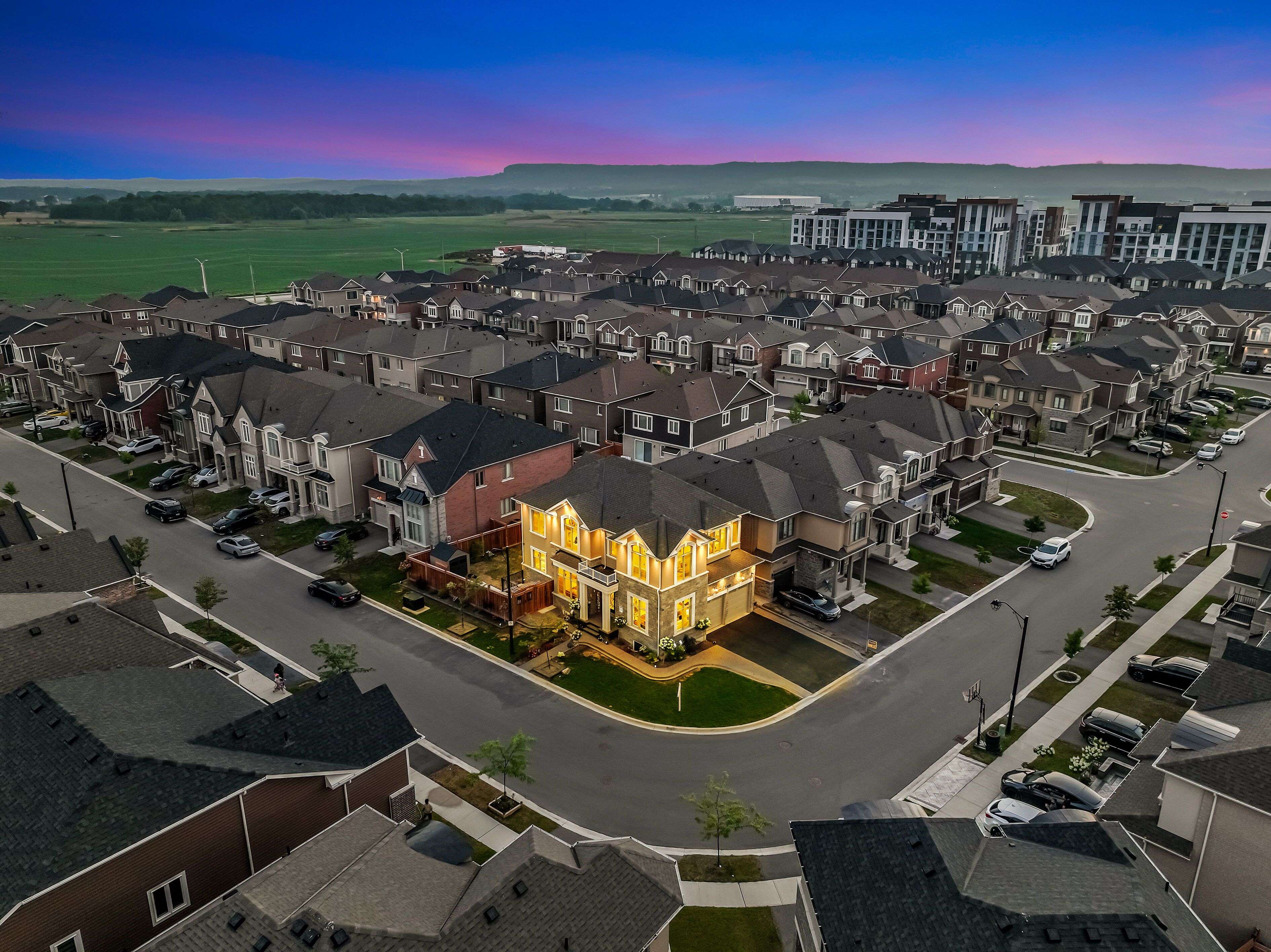Milton, ON L9T 2X5,1366 Lobelia CRES