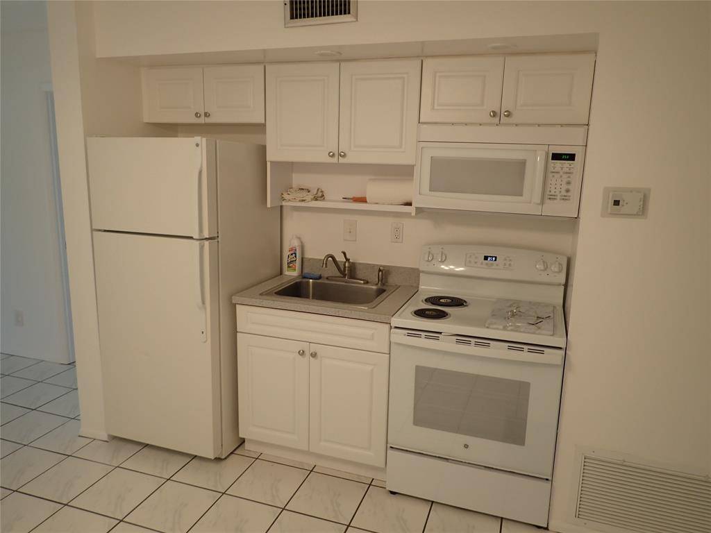 Coral Springs, FL 33065,2700 Riverside Dr #202B