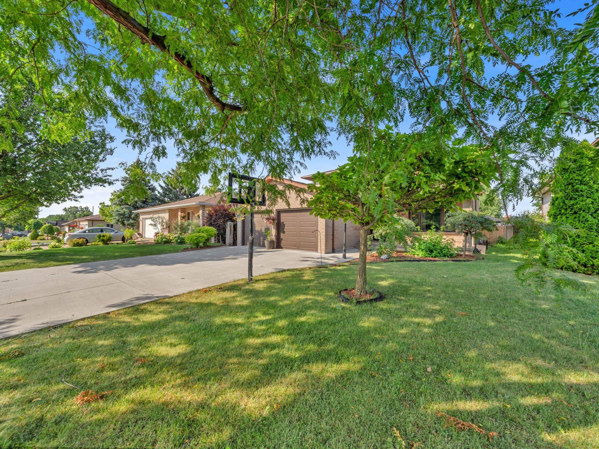 Windsor, ON N8X 4Z6,1525 South Pacific AVE