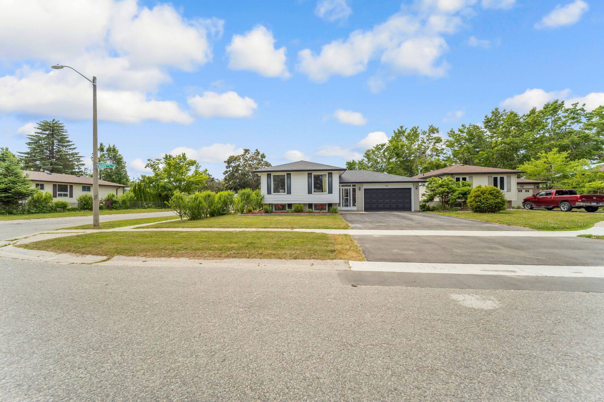 Barrie, ON L4N 5B8,65 Bronte CRES