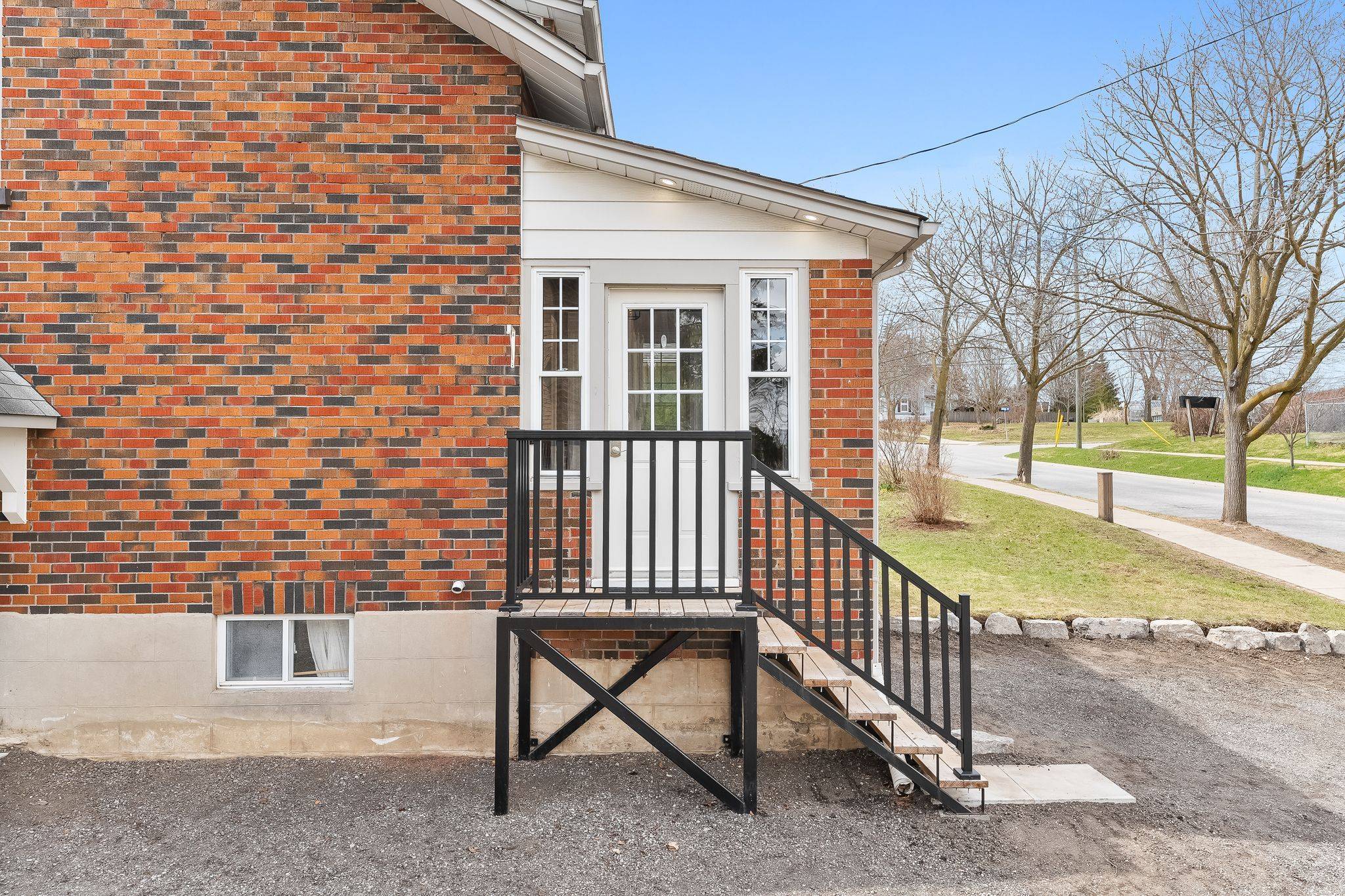 Scugog, ON L9L 1J9,394 A Queen ST