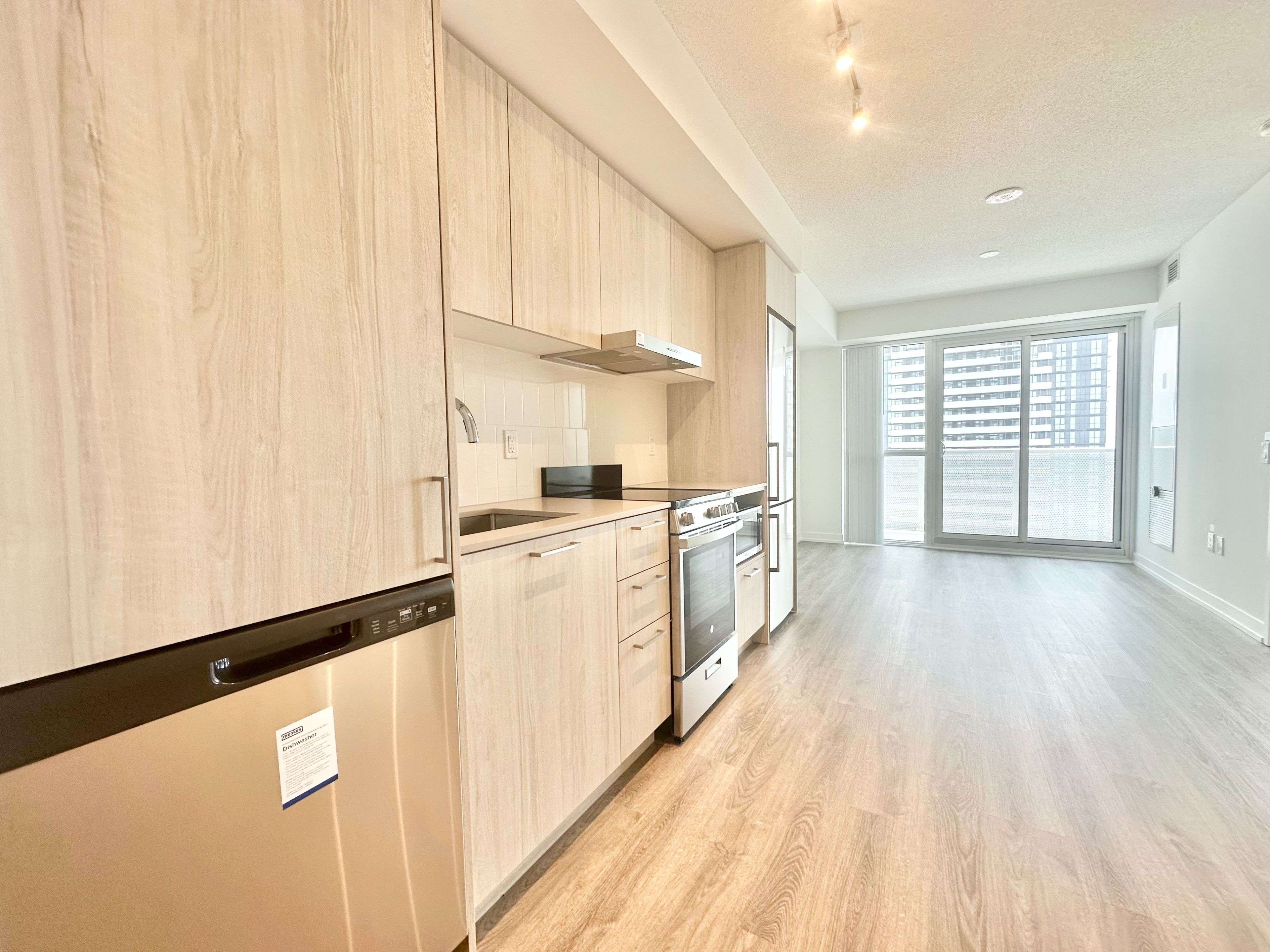Vaughan, ON L4K 0P9,195 Commerce ST #4017