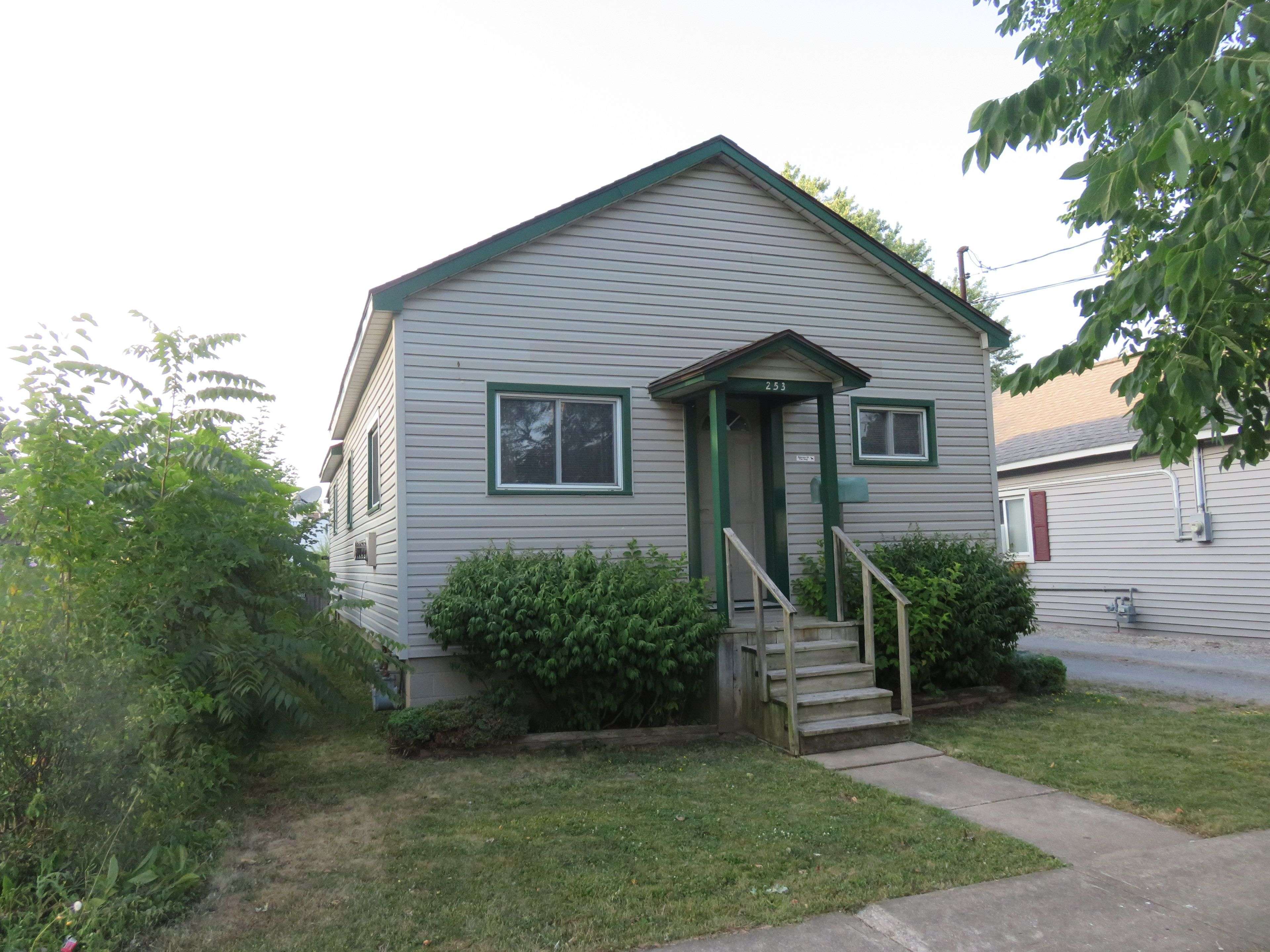 Fort Erie, ON L2A 2K8,253 Henrietta ST N