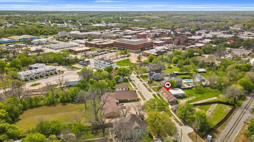 Waxahachie, TX 75165,121 Kaufman Street