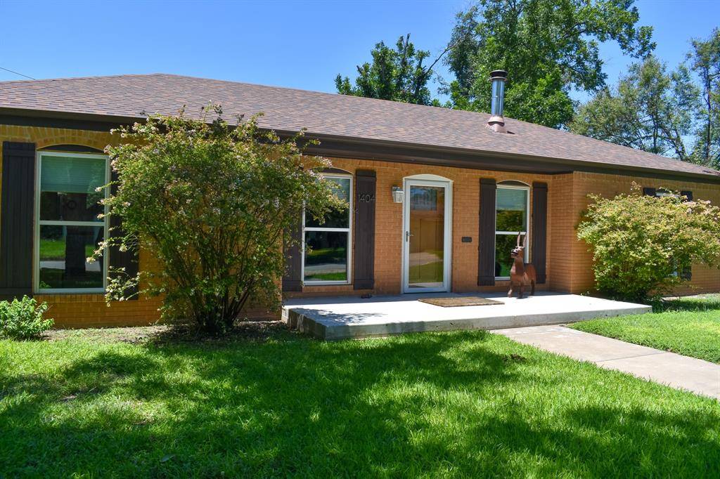 Brady, TX 76825,1404 S China