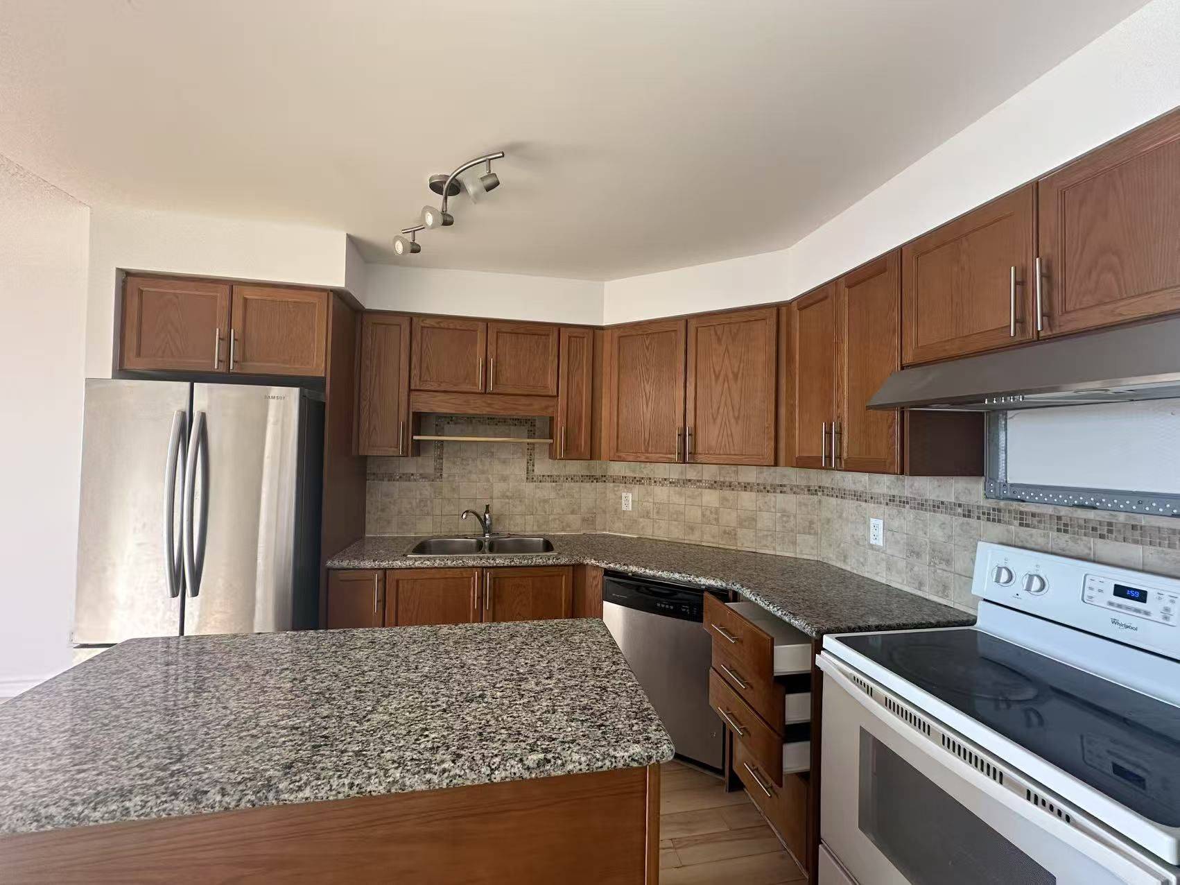 Richmond Hill, ON L4C 0T3,18 Harding BLVD #1126