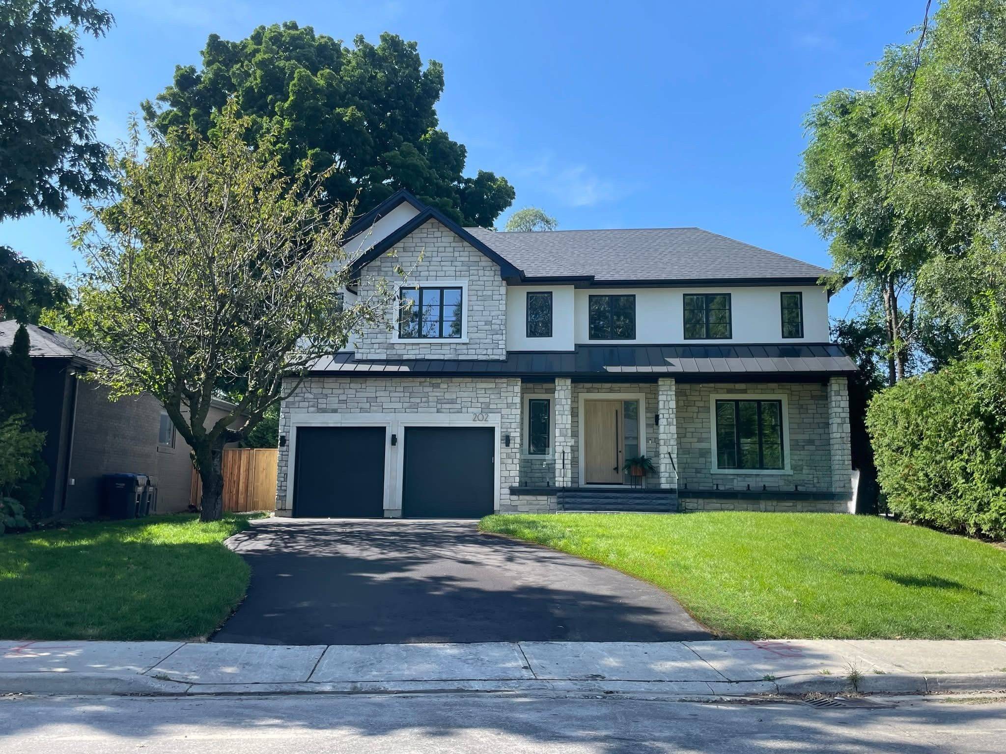 Mississauga, ON L5H 1L6,202 Queen ST W
