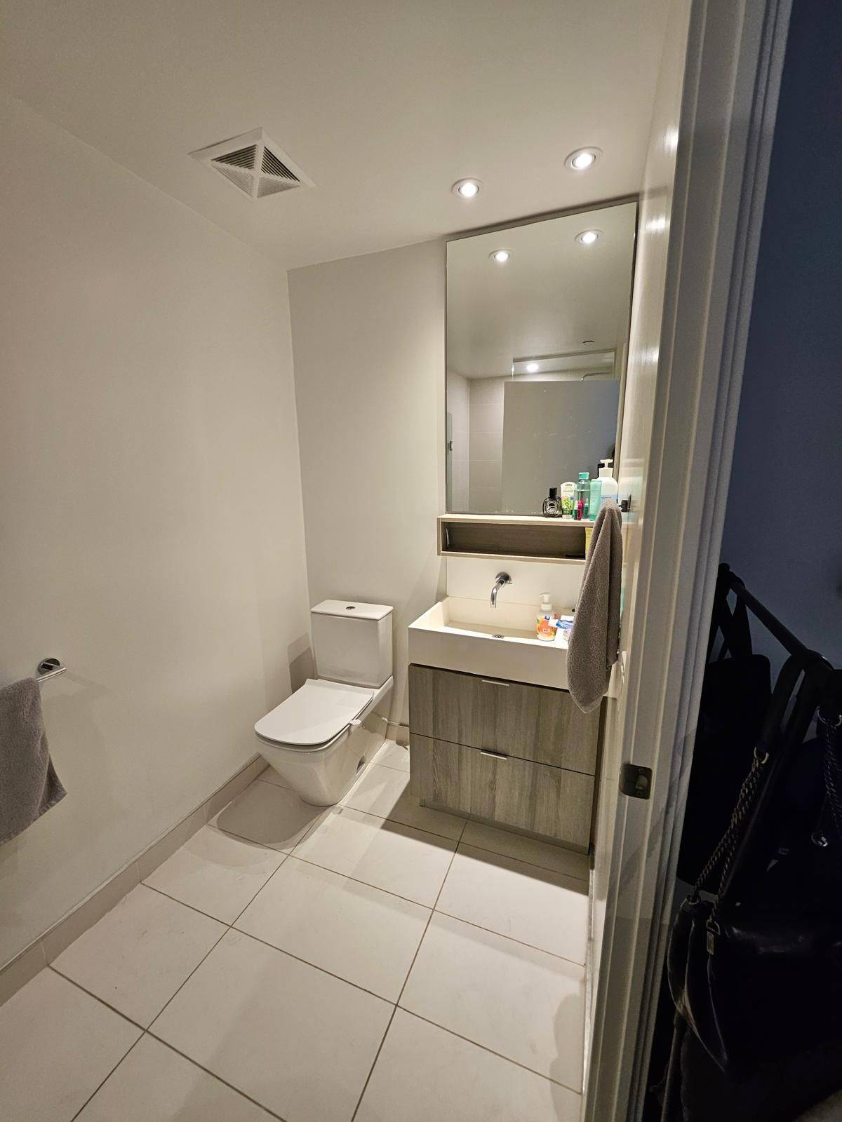 Toronto C10, ON M4S 0B1,5 Soudan AVE #1607