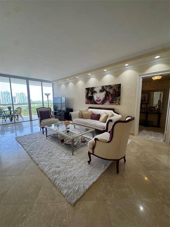 Miami, FL 33180,20281 E Country Club Dr #705