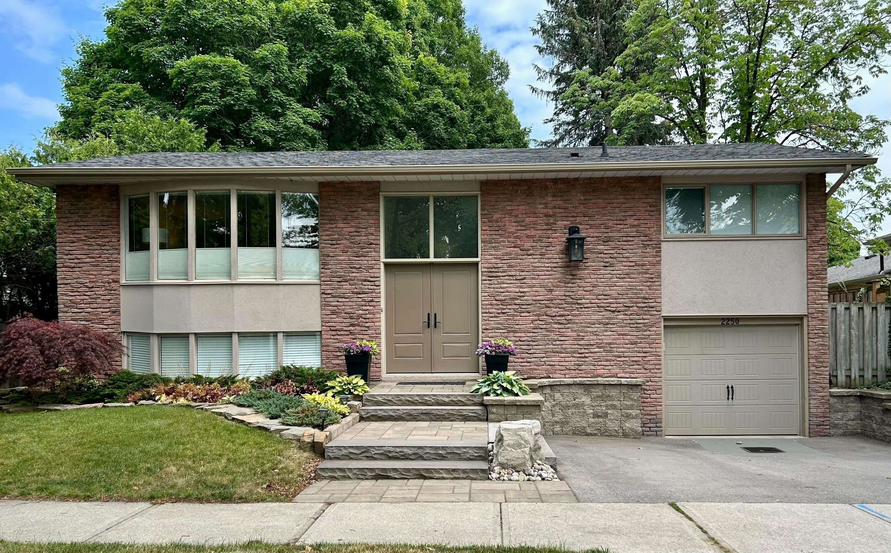 Oakville, ON L6J 5V5,2250 Dunedin RD