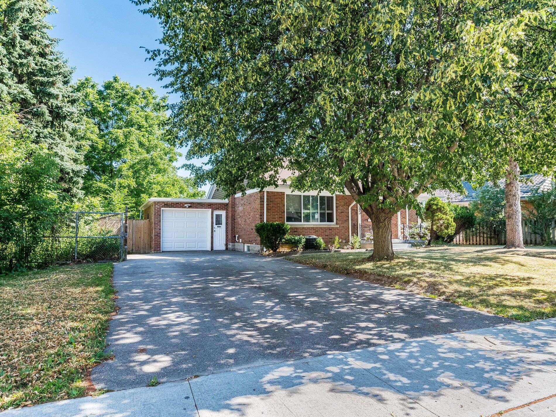 Kitchener, ON N2H 2Y9,303 KRUG ST