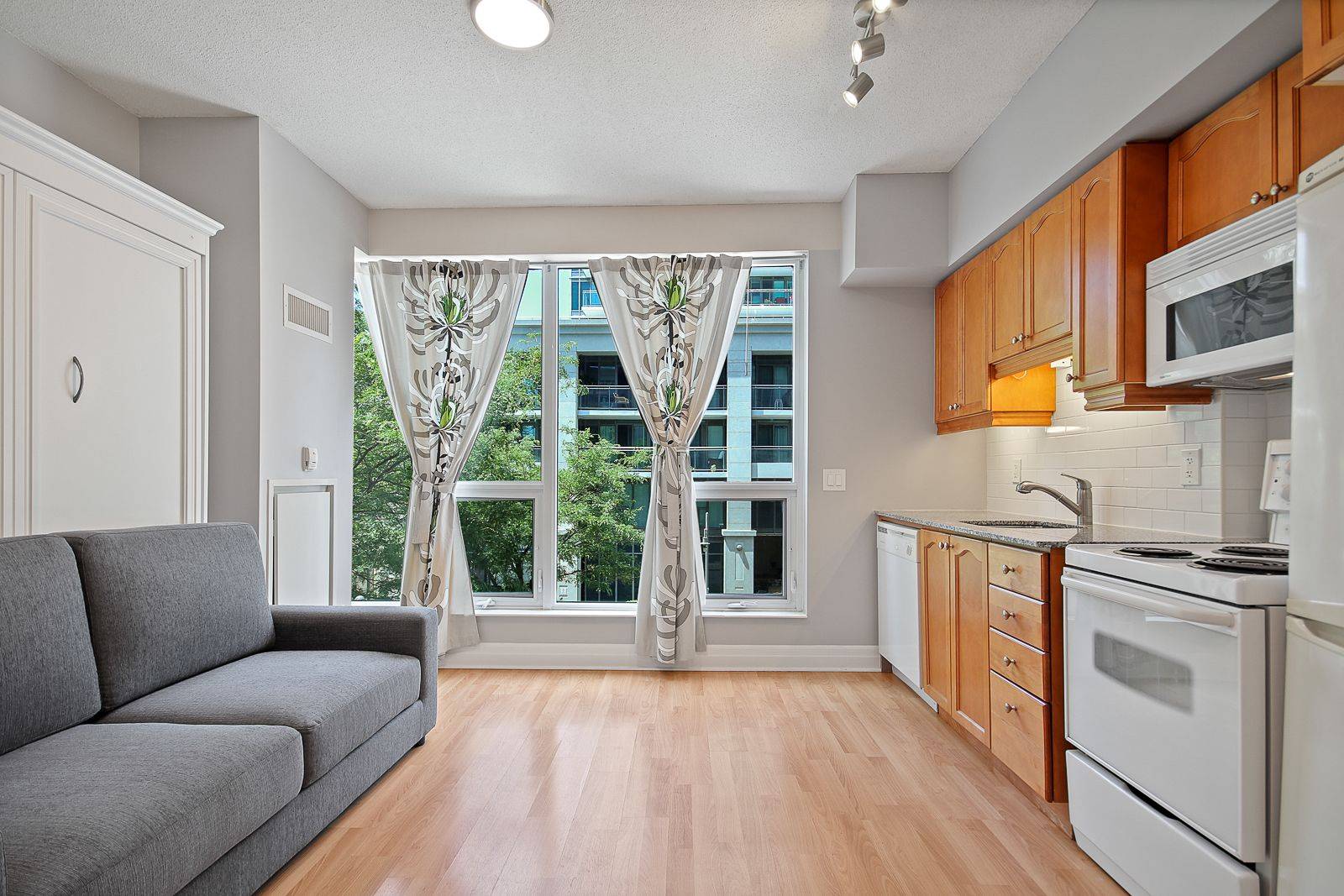Toronto W06, ON M8V 4G1,58 Marine Parade DR #221