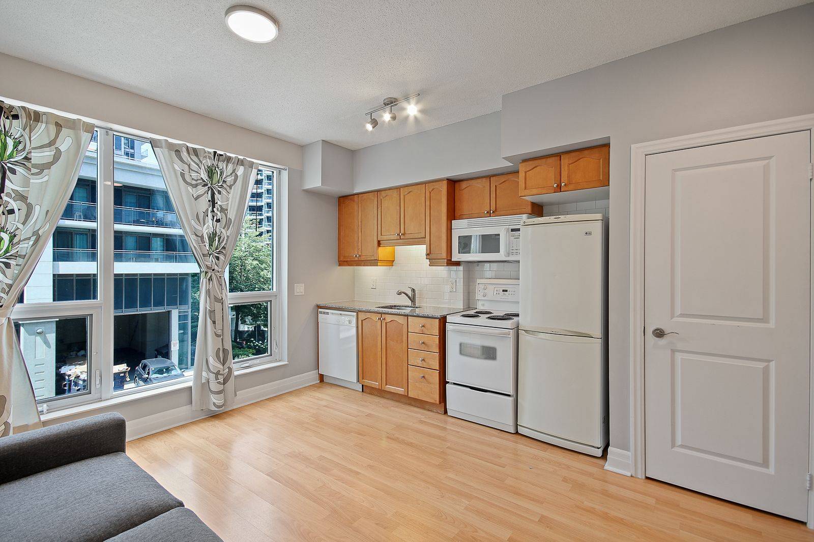 Toronto W06, ON M8V 4G1,58 Marine Parade DR #221