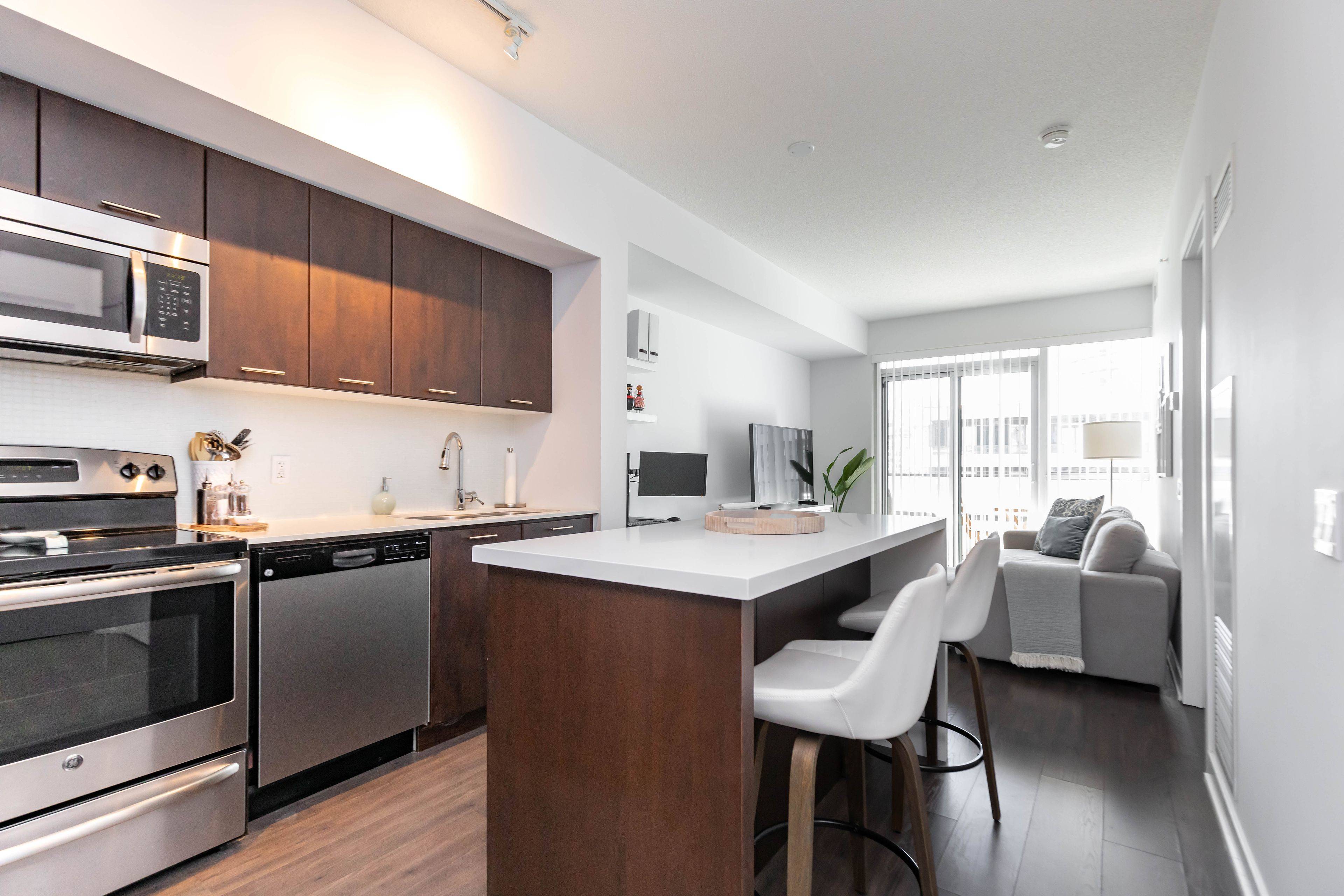 Toronto W06, ON M8V 1A4,2200 Lake Shore BLVD W #703
