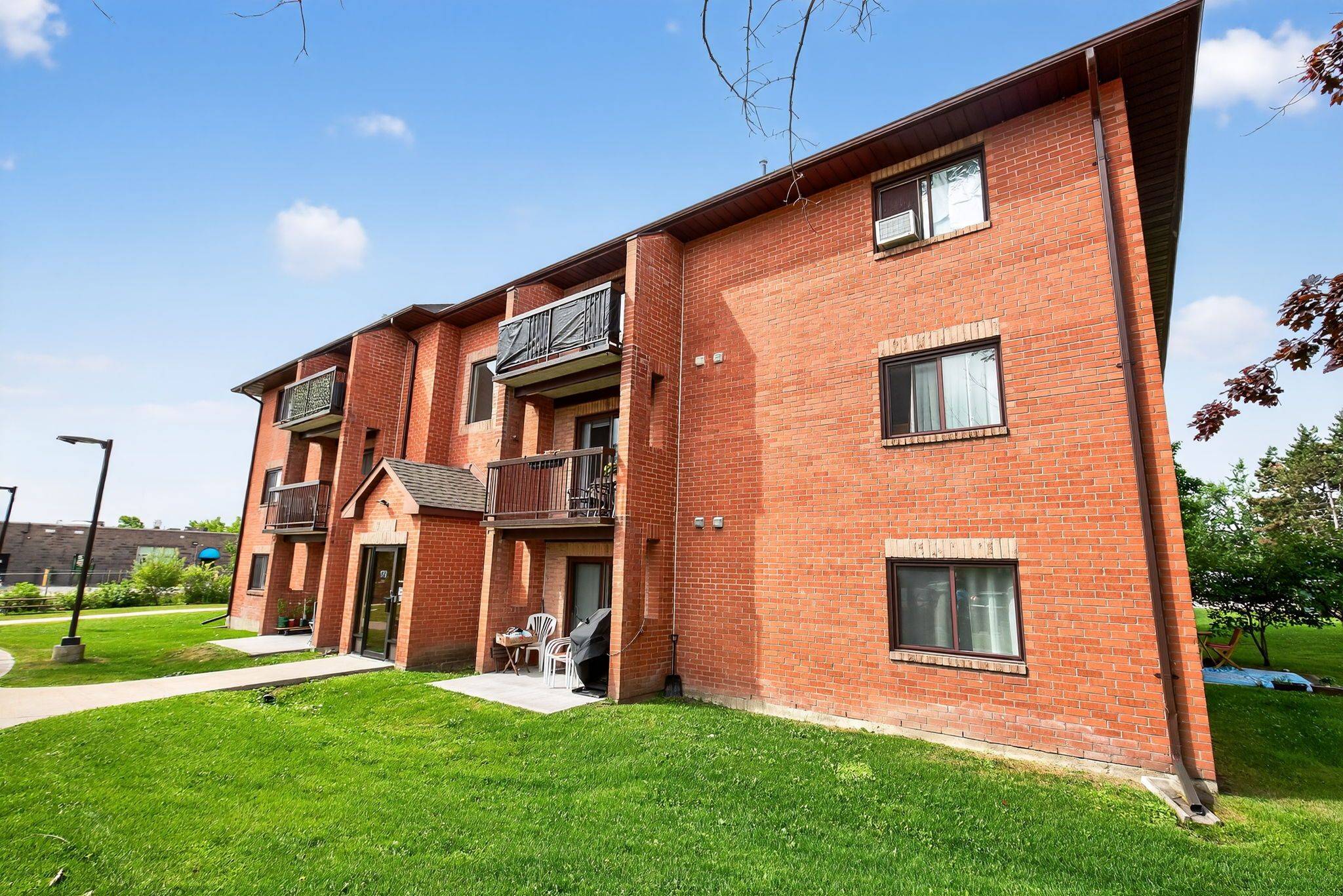 Barrie, ON L4N 1L9,179 Edgehill DR #B4