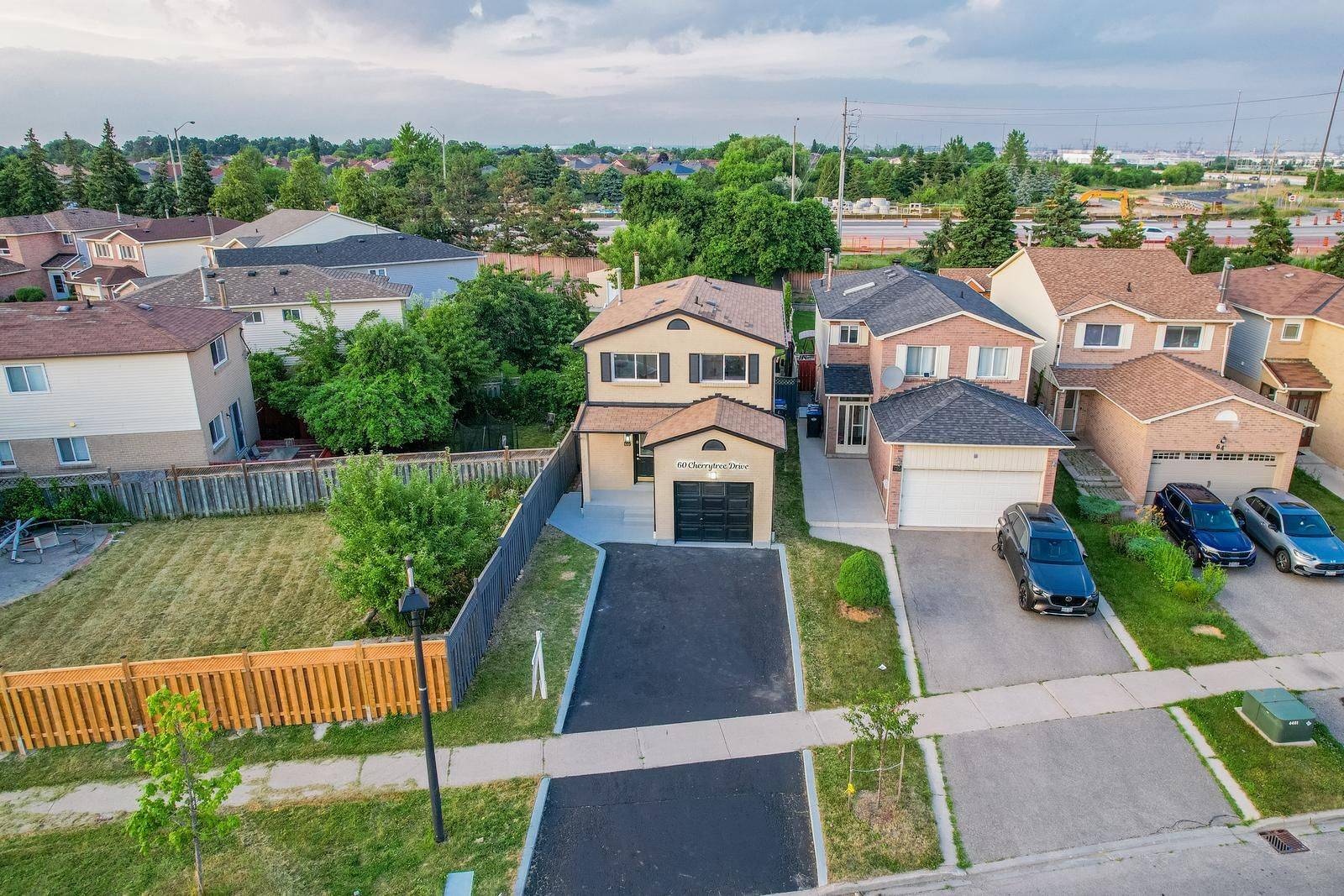 Brampton, ON L6Y 3P5,60 Cherrytree DR W
