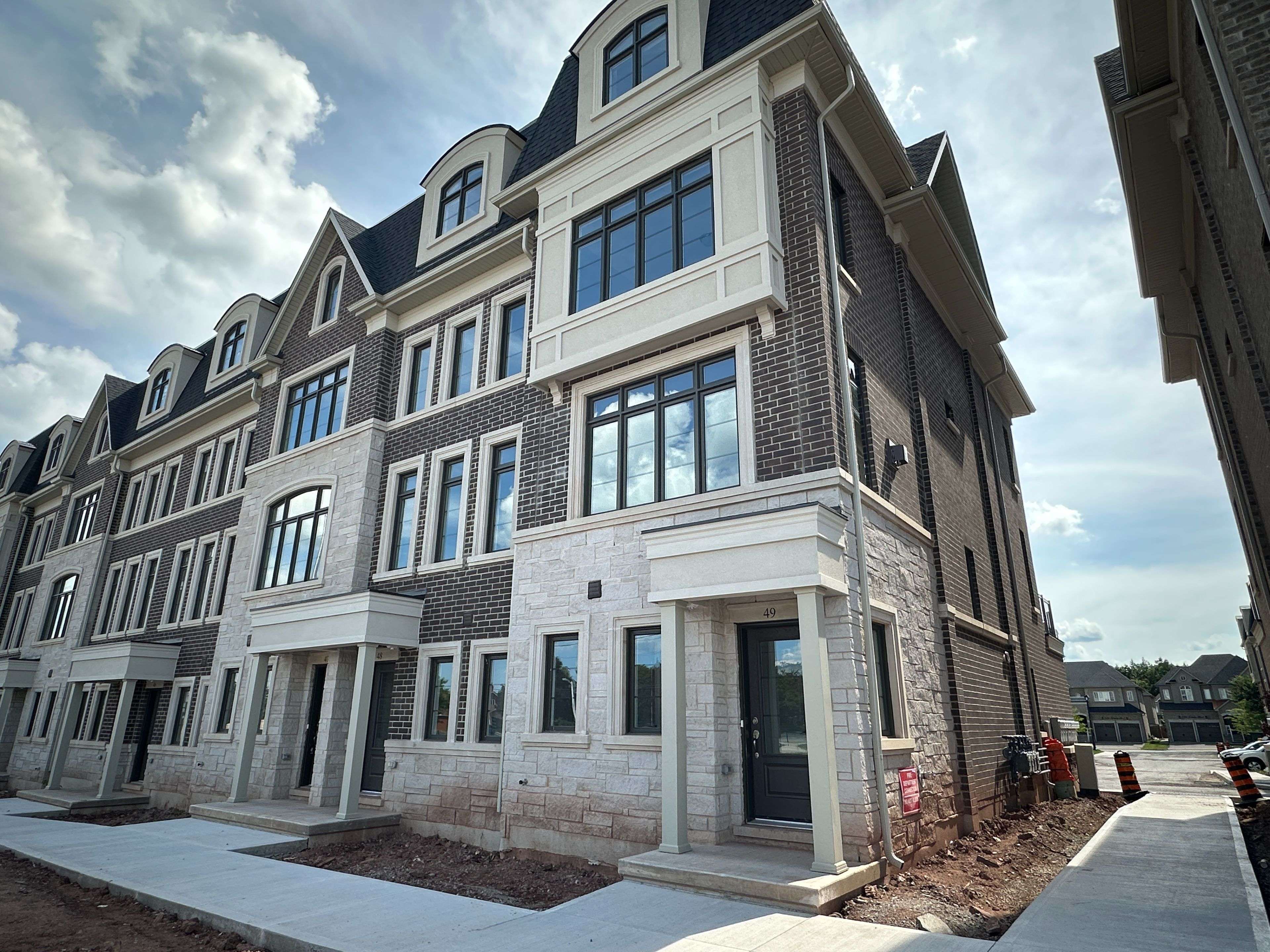 Oakville, ON L6H 7H2,2140 Trafalgar RD #49