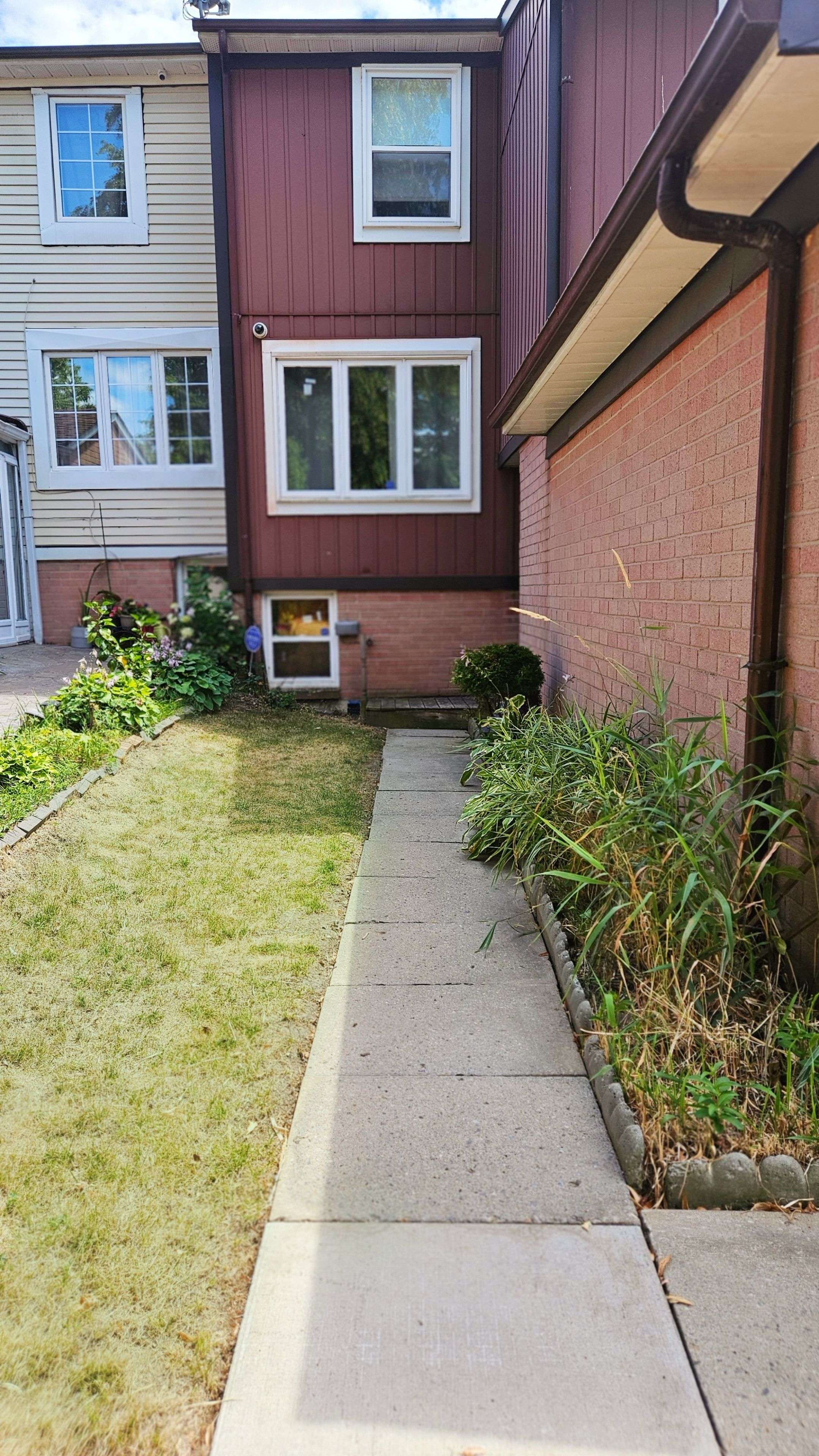 Toronto E11, ON M1B 2A5,47 Parsell SQ