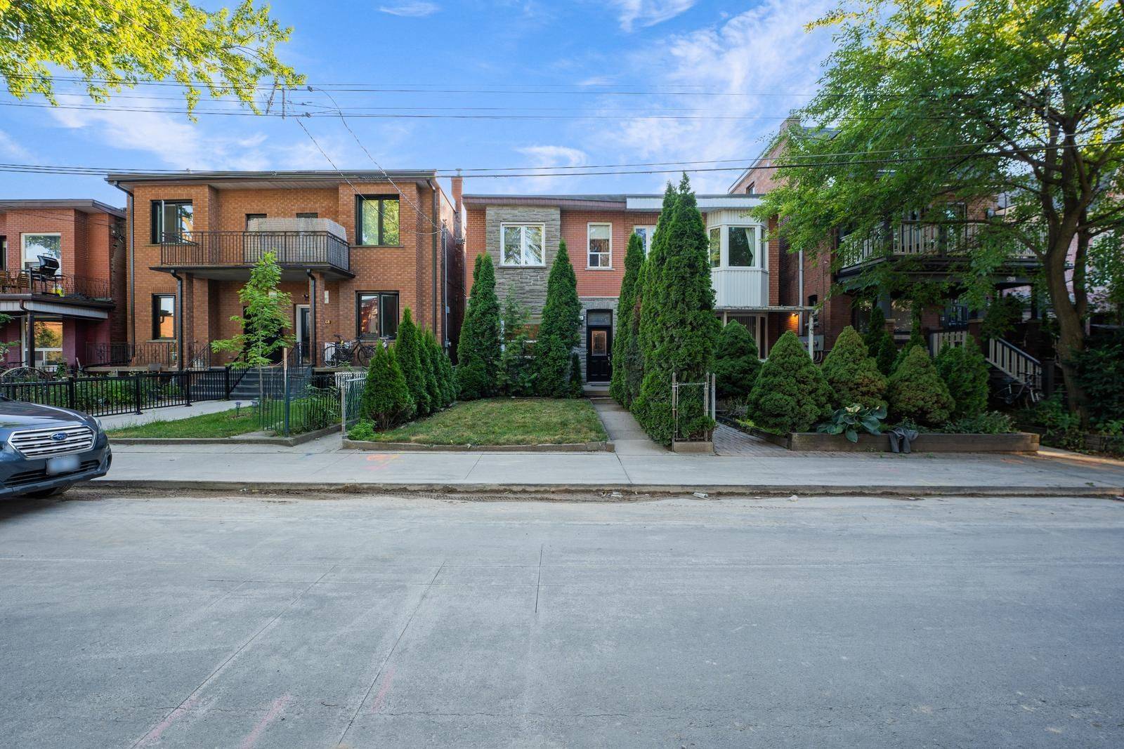 Toronto C01, ON M6G 2Y6,270 Clinton ST