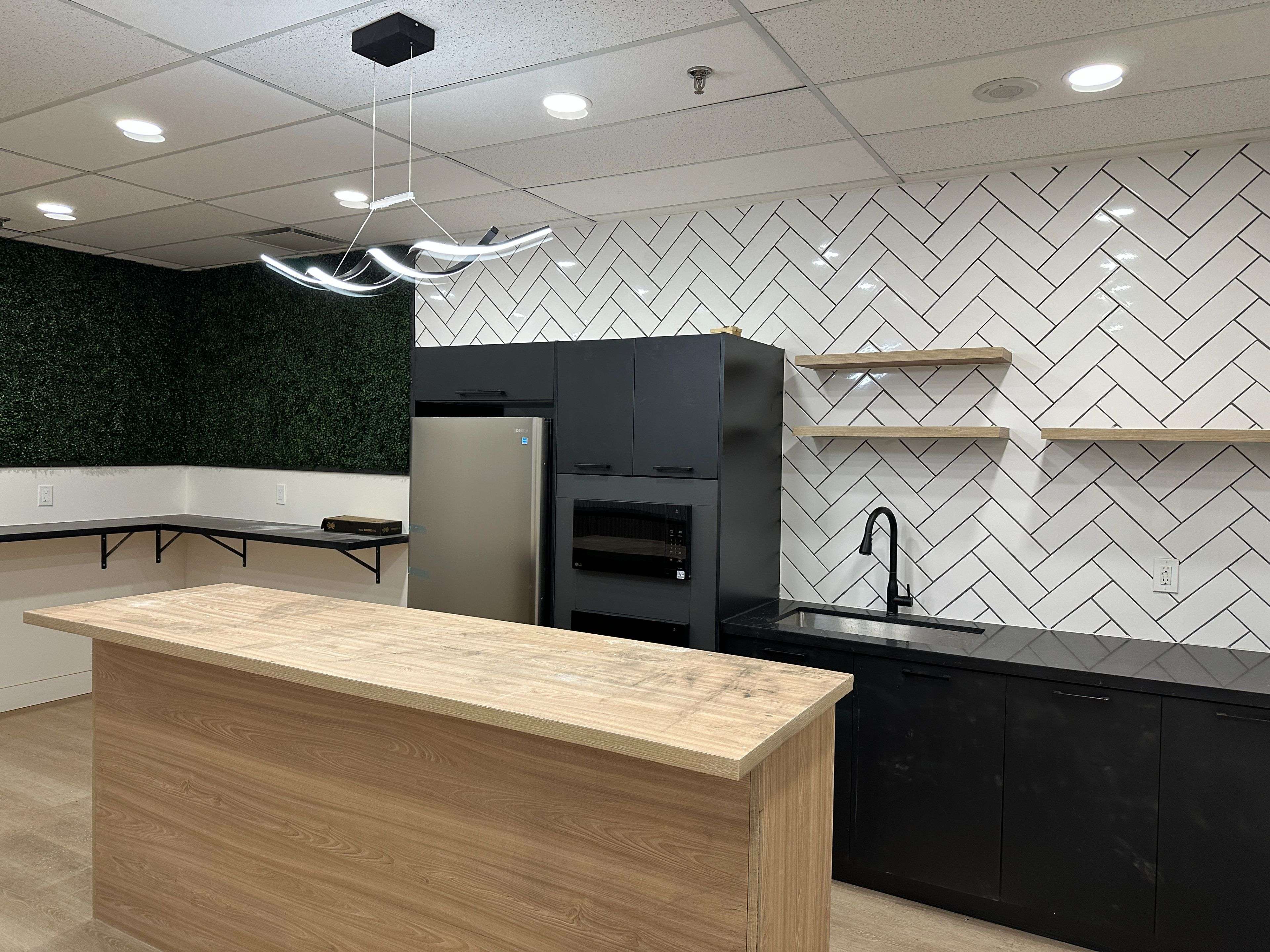 Mississauga, ON L5B 3J1,350 Burnhamthorpe RD W #200-27