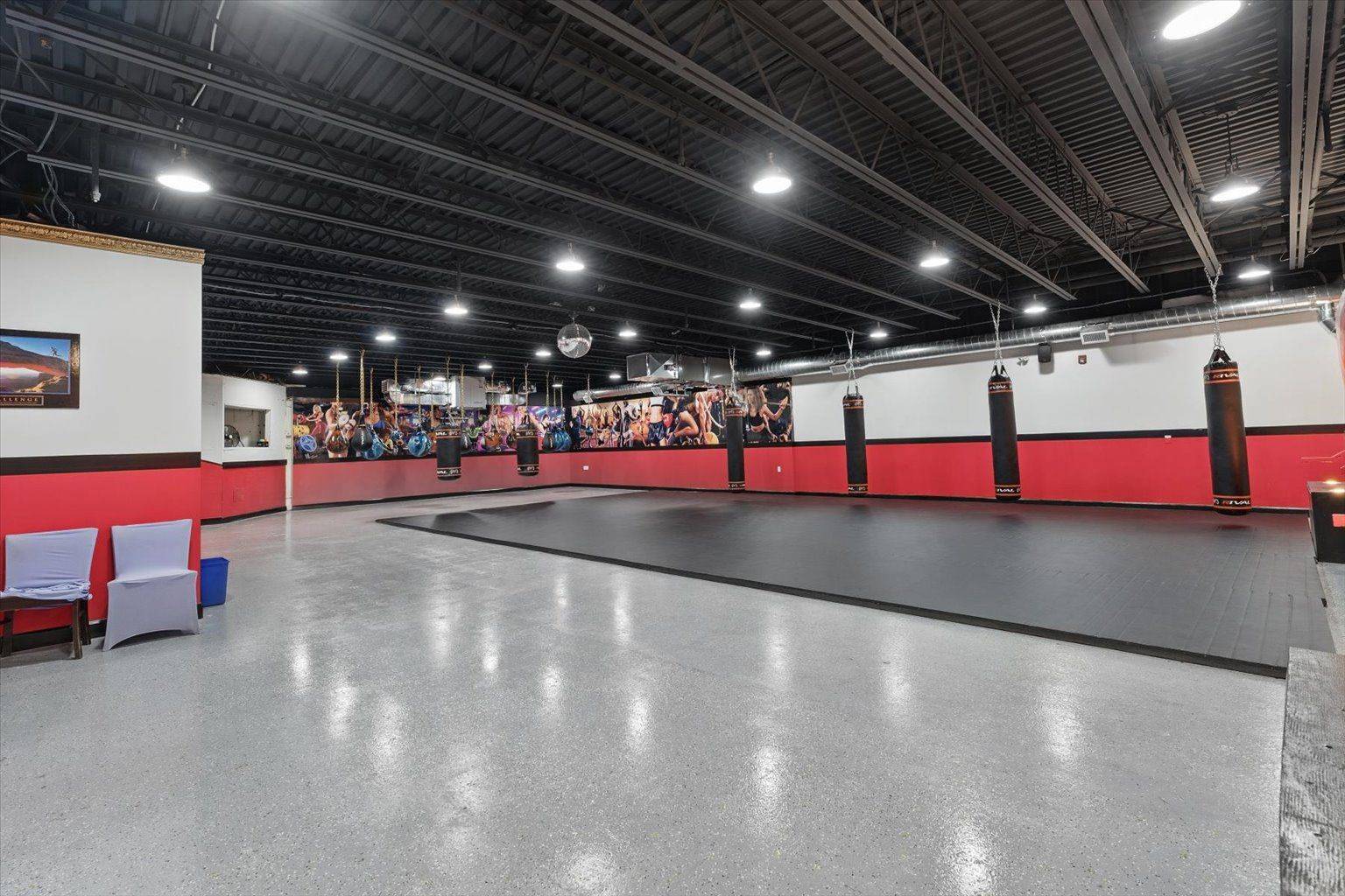 Toronto W01, ON M6R 1X6,2261 Dundas ST W