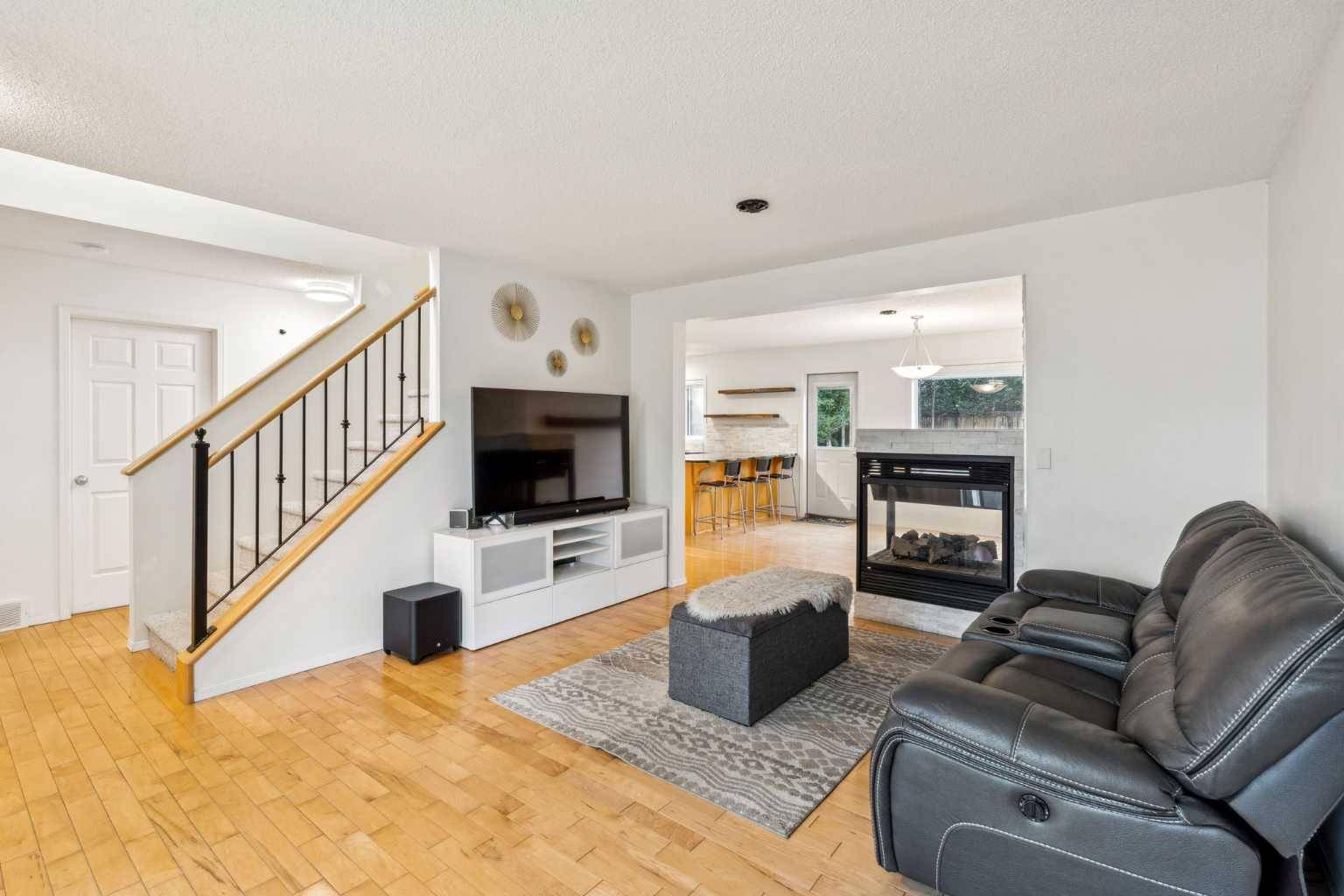 Calgary, AB T2Y 2W5,210 Millrise SQ SW