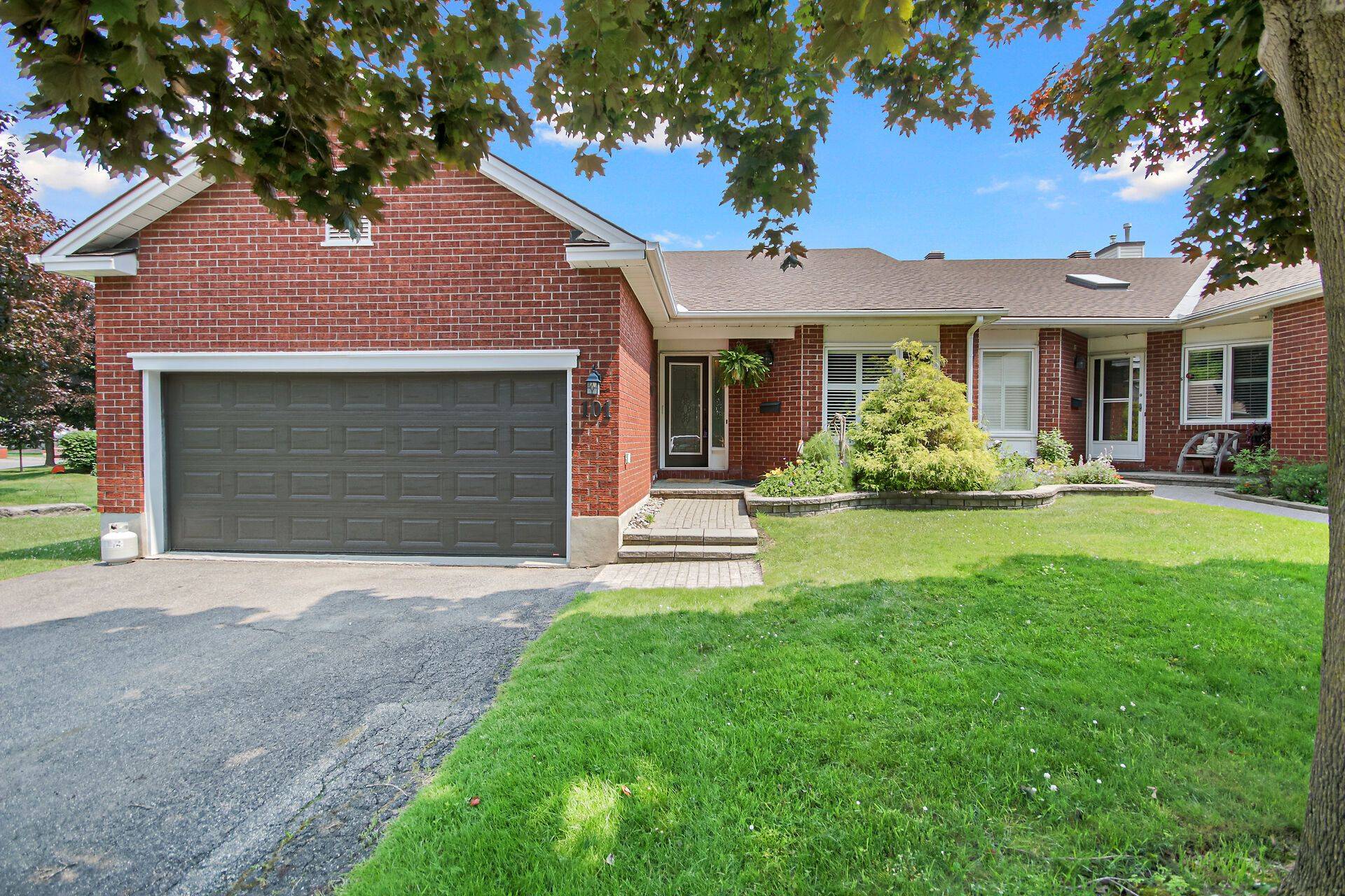 Hunt Club - Windsor Park Village And Area, ON K1V 0X8,101 Darlington Private