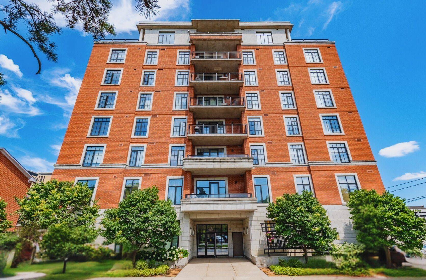 Dows Lake - Civic Hospital And Area, ON K1Y 1R6,327 Breezehill AVE S #210