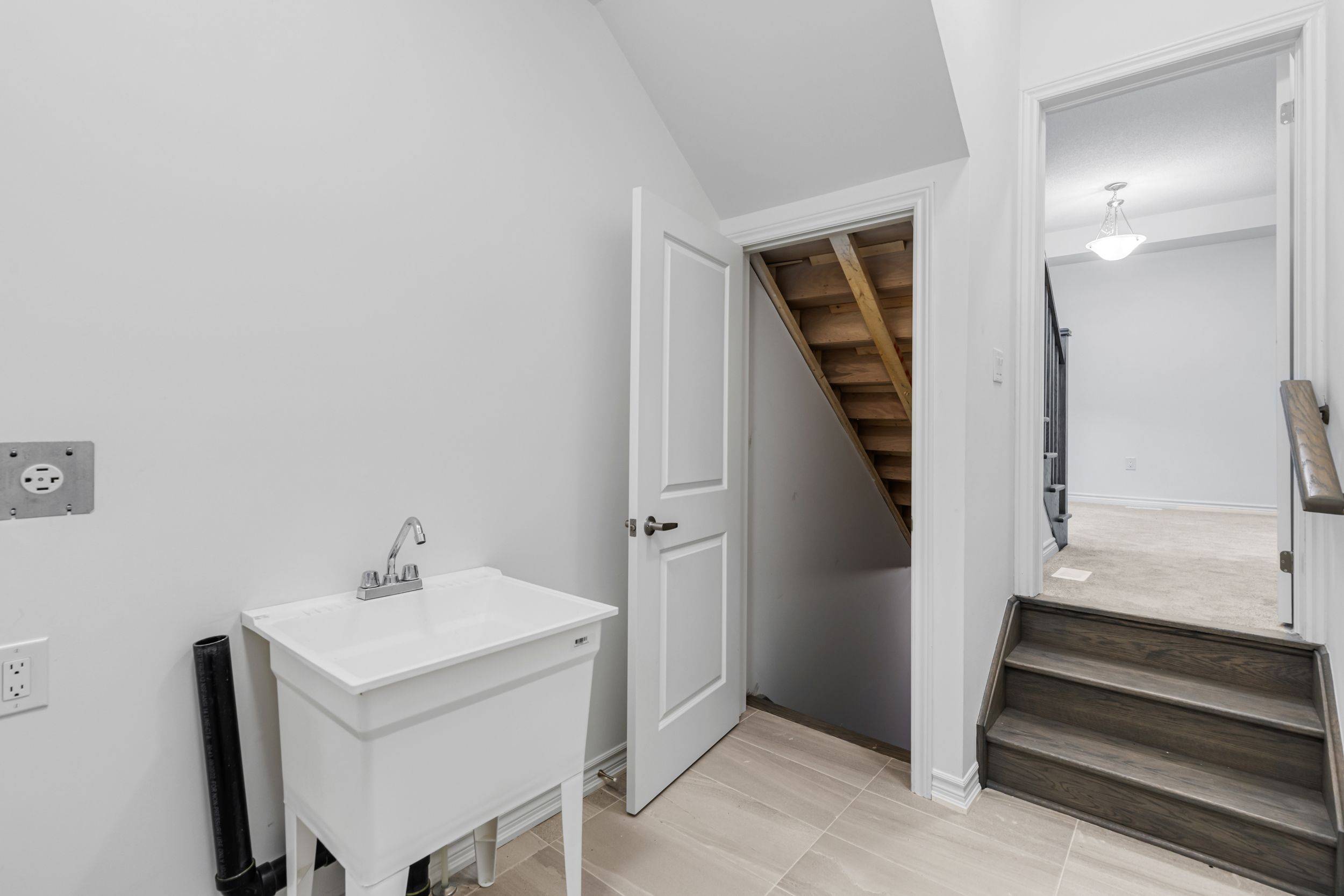 Springwater, ON L9X 2C5,8 Daisy ST