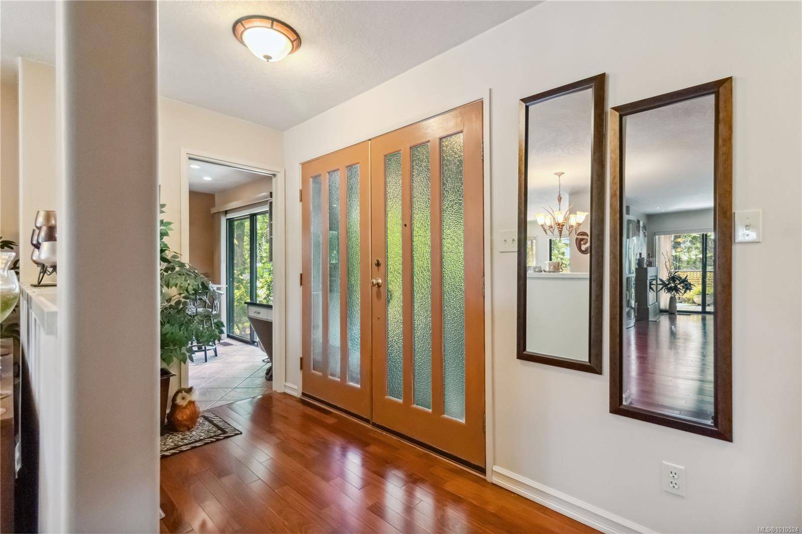 Saanich, BC V8X 5B8,981 Fir Tree Glen #1