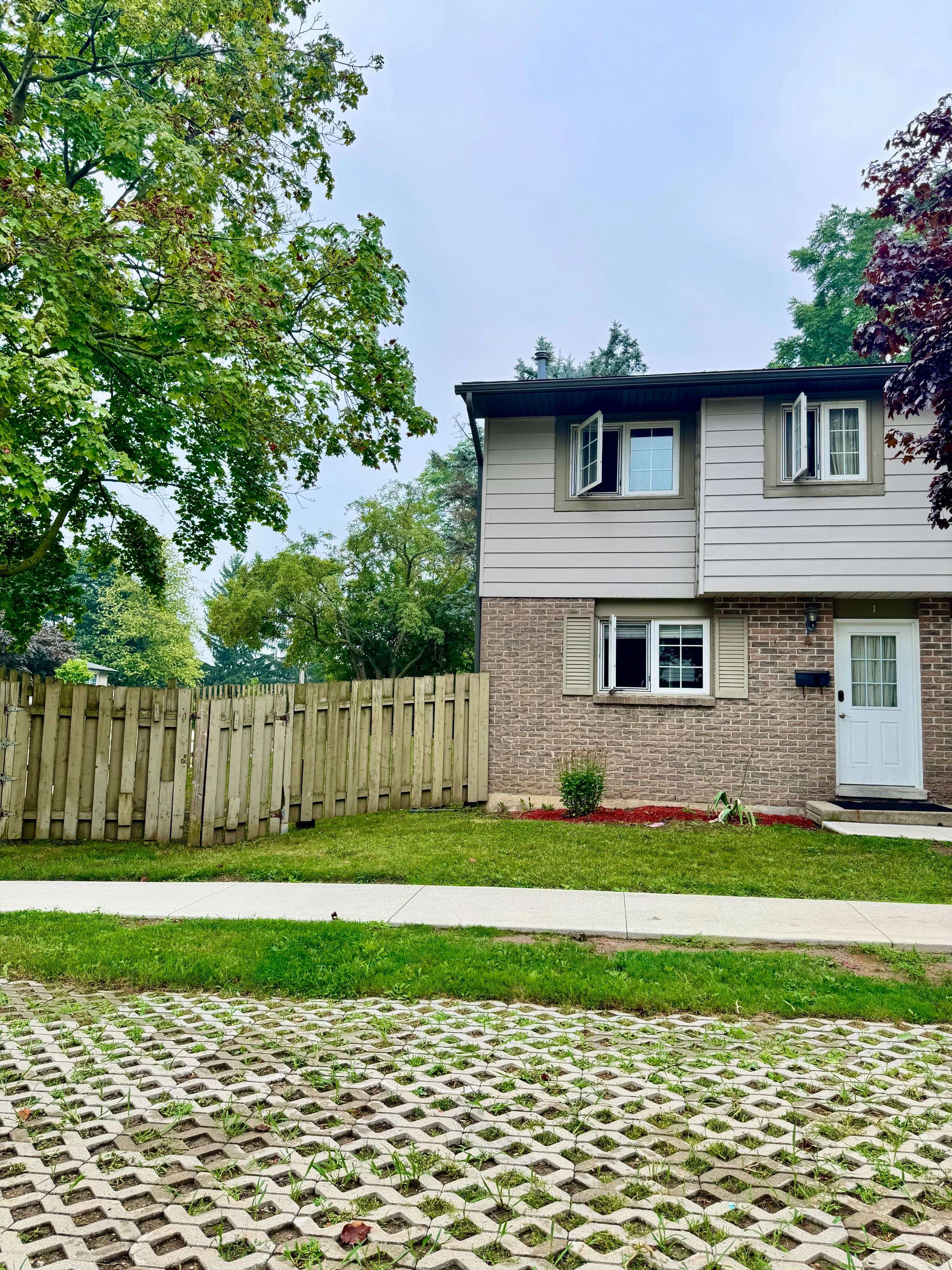Kitchener, ON N2A 2H5,294 Fergus AVE #1