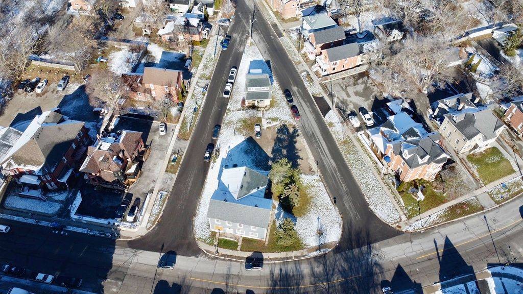 Barrie, ON L4M 1B4,194 Dunlop ST E