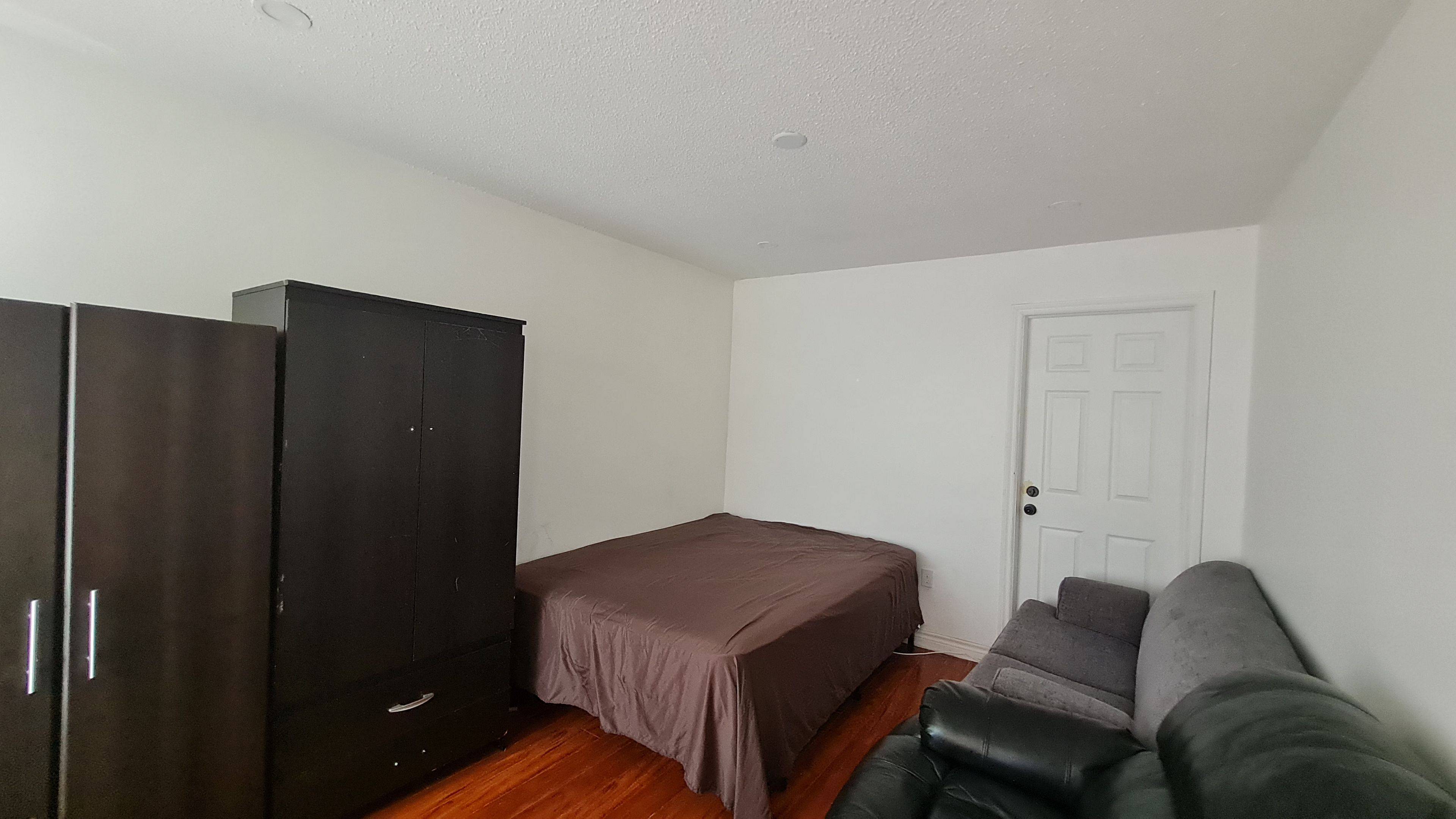 Toronto E11, ON M1B 1Y7,55 Littleleaf DR #RM B