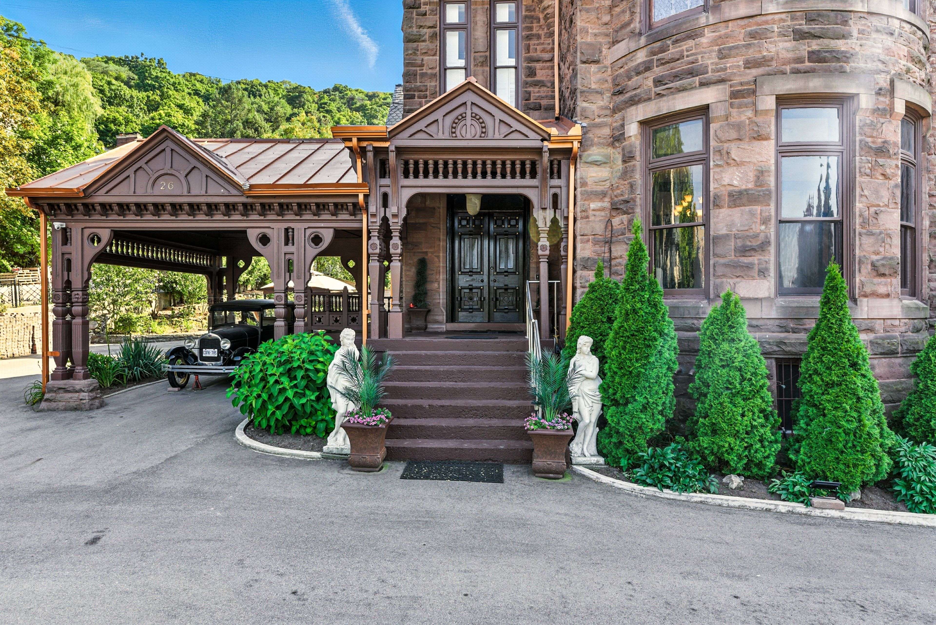 Hamilton, ON L8P 3M4,26 Ravenscliffe AVE