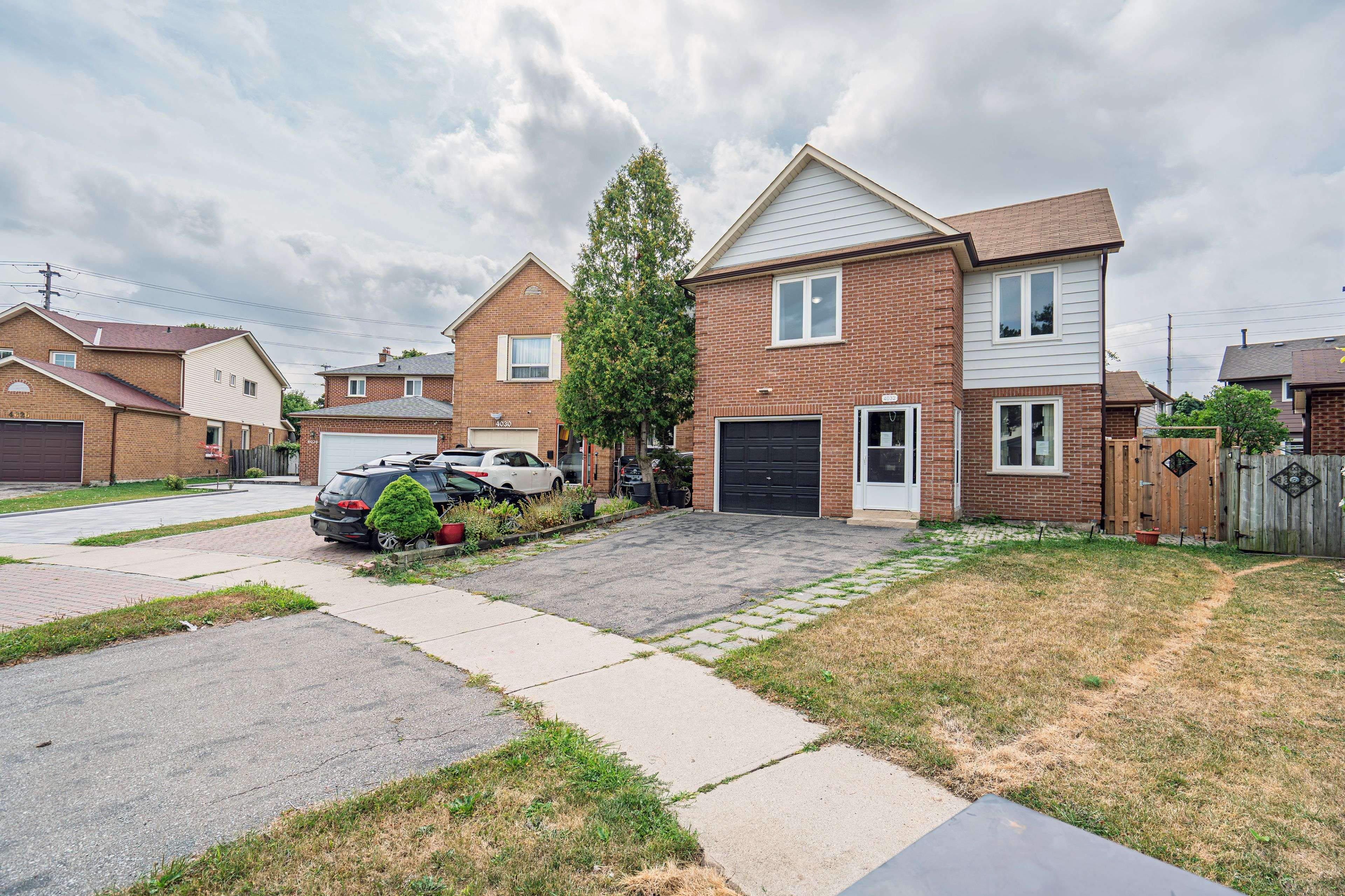 Mississauga, ON L5C 3T5,4032 Teakwood DR