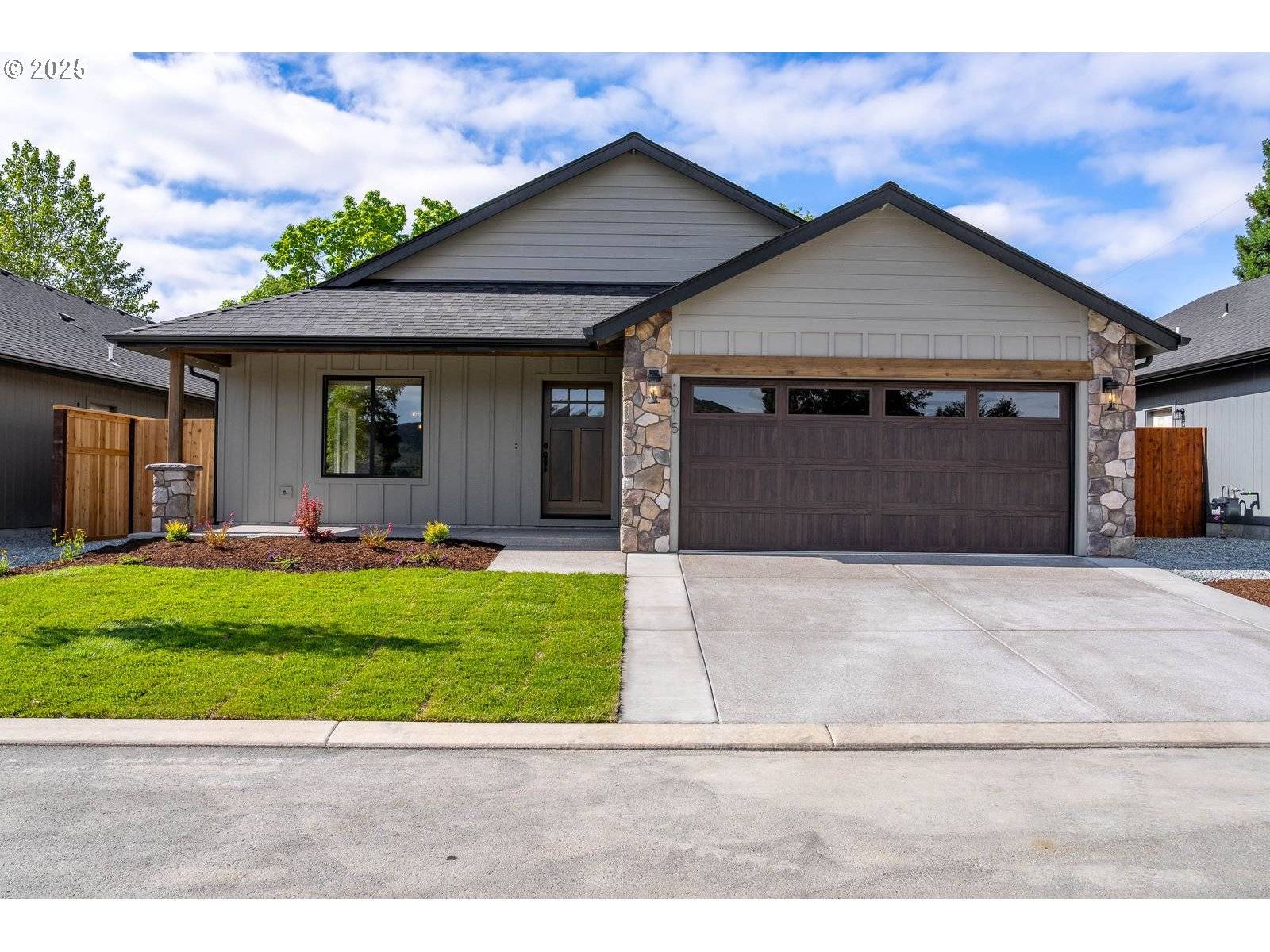 Grants Pass, OR 97527,1015 SW River Mist LN