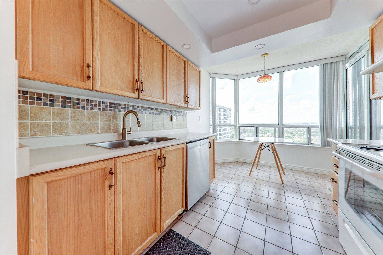 Toronto E07, ON M1V 5H3,330 Alton Towers CIR #1801