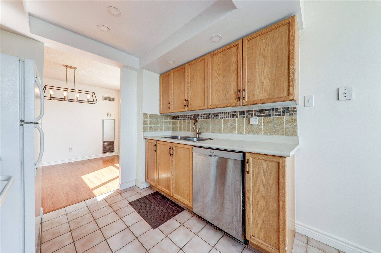 Toronto E07, ON M1V 5H3,330 Alton Towers CIR #1801