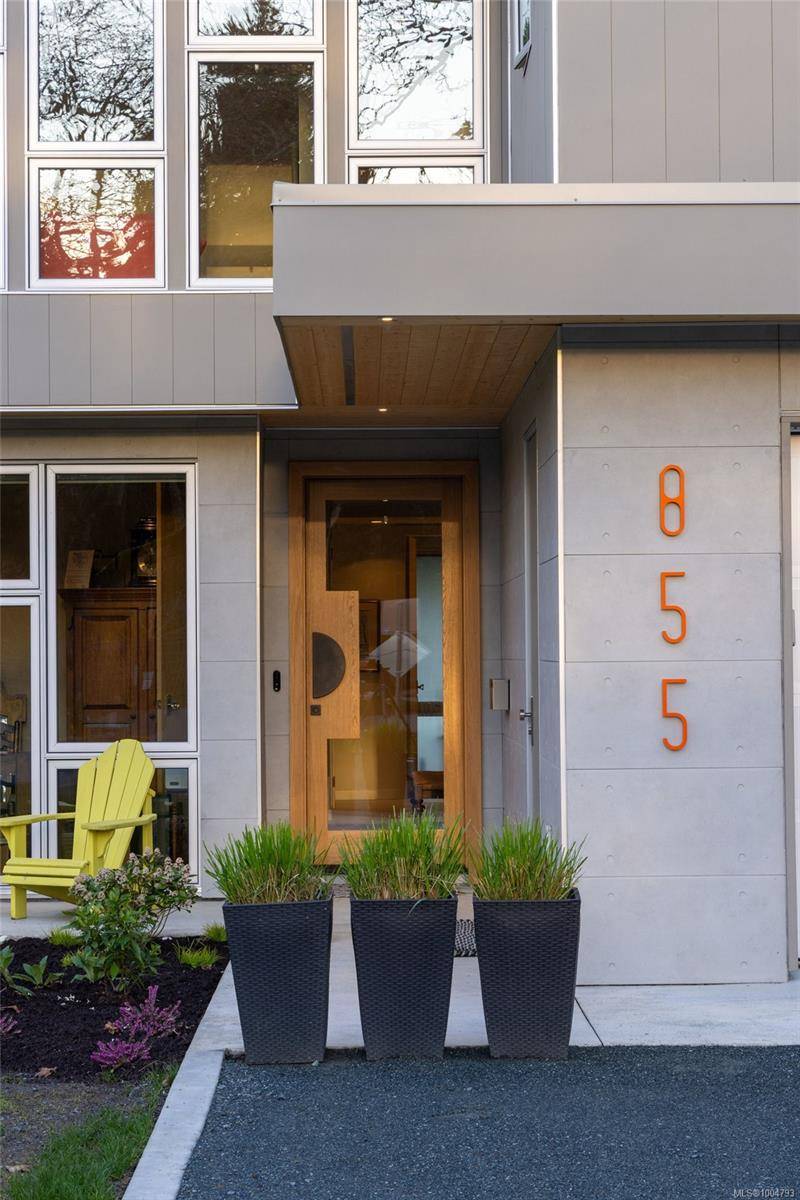 Oak Bay, BC V8S 2V8,855 Runnymede Pl