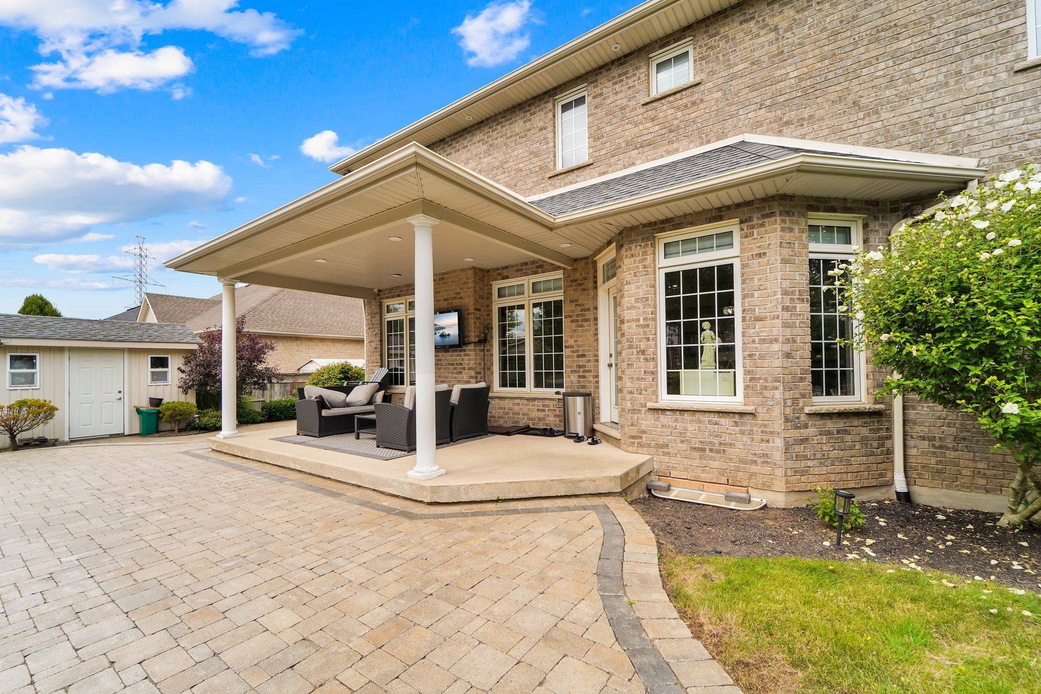 Niagara Falls, ON L2H 2Z2,8018 Cathedral DR