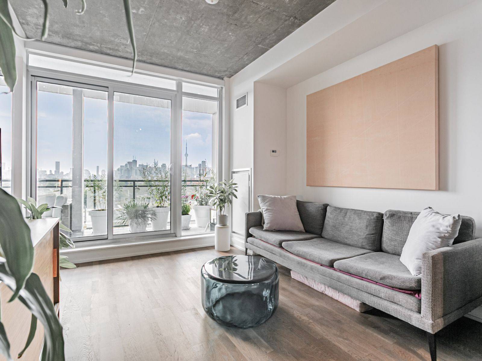 Toronto C01, ON M6J 0E5,20 Minowan Miikan LN #924