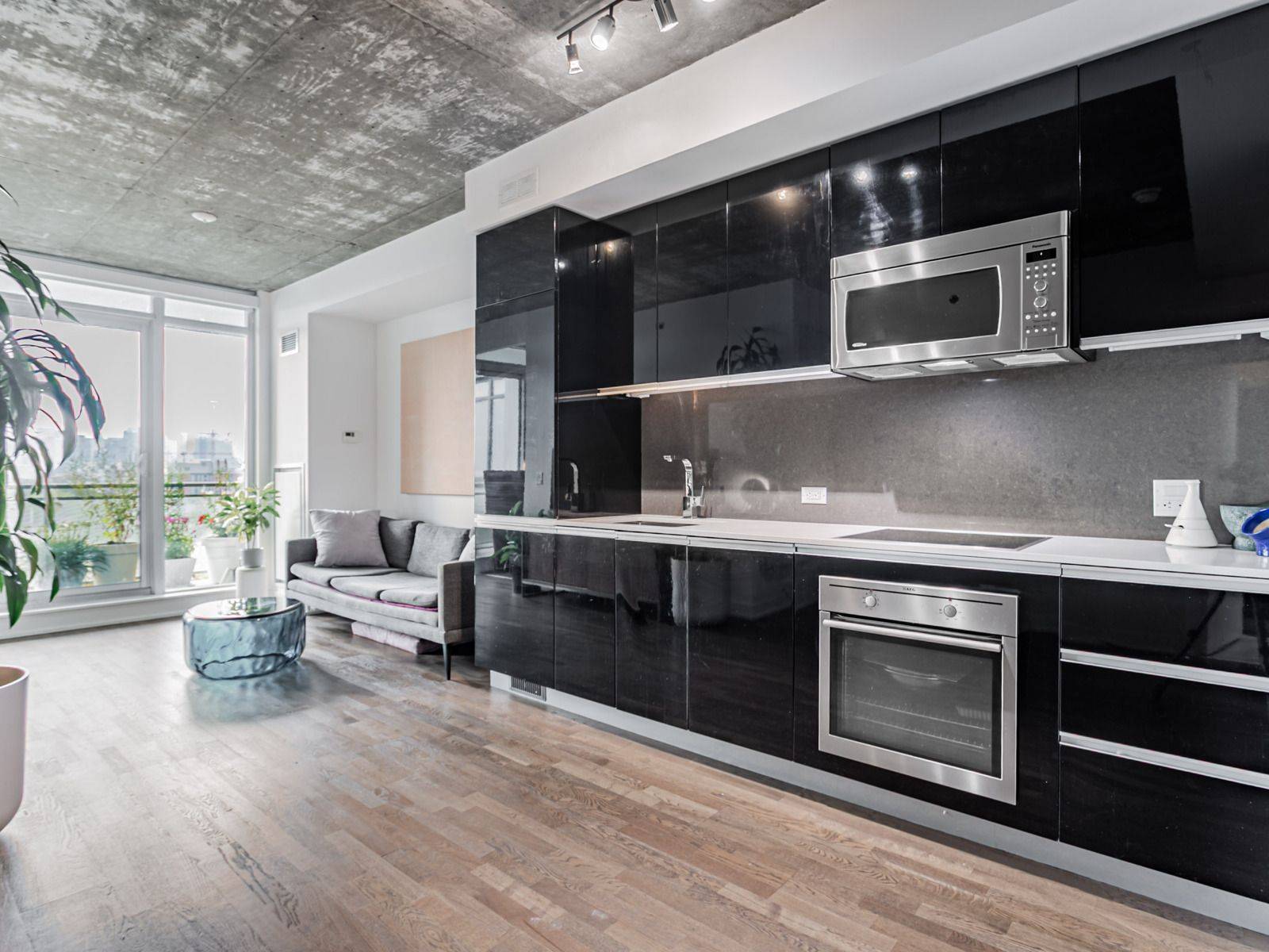 Toronto C01, ON M6J 0E5,20 Minowan Miikan LN #924