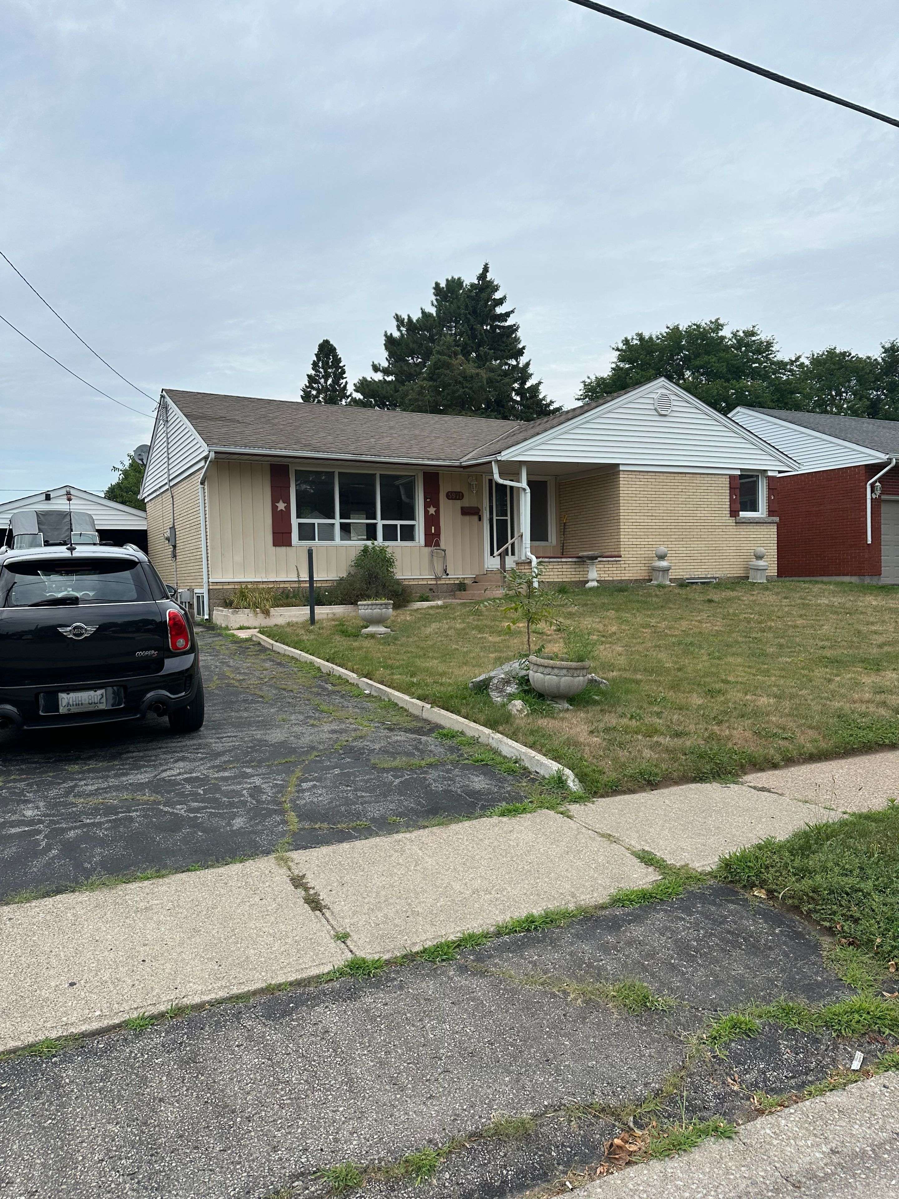 Niagara Falls, ON L2E 3B3,5971 Scott ST