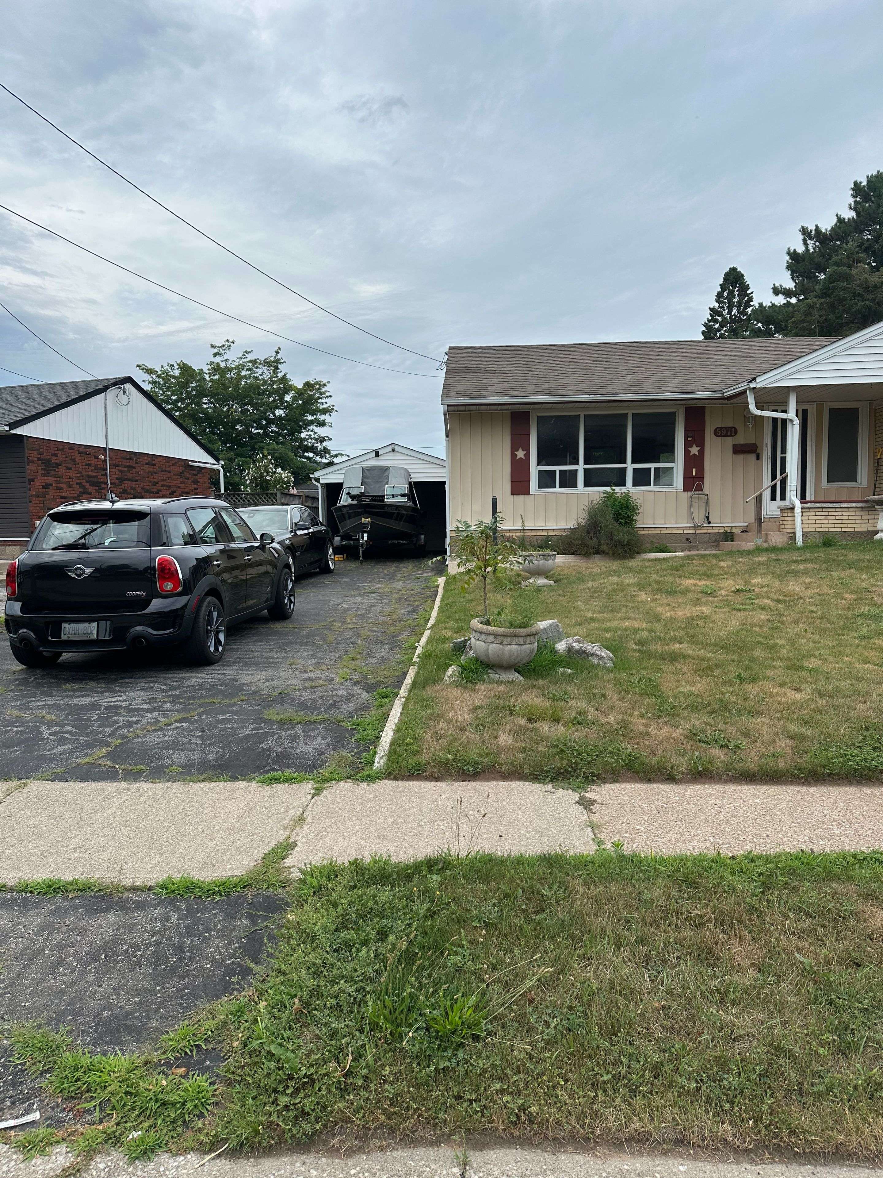 Niagara Falls, ON L2E 3B3,5971 Scott ST