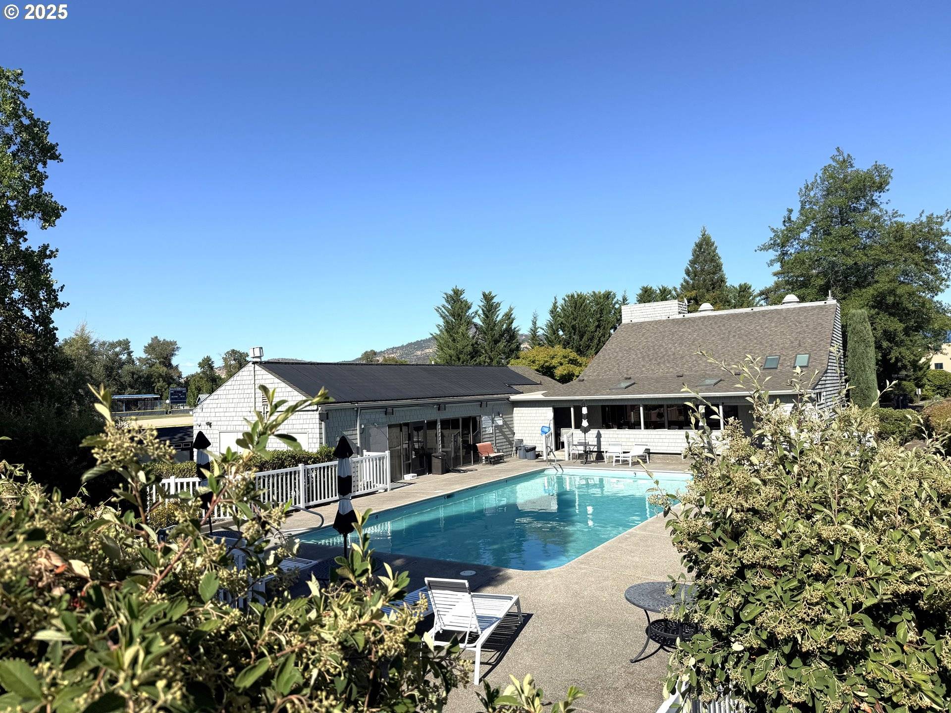 Medford, OR 97504,2462 SENATE WAY